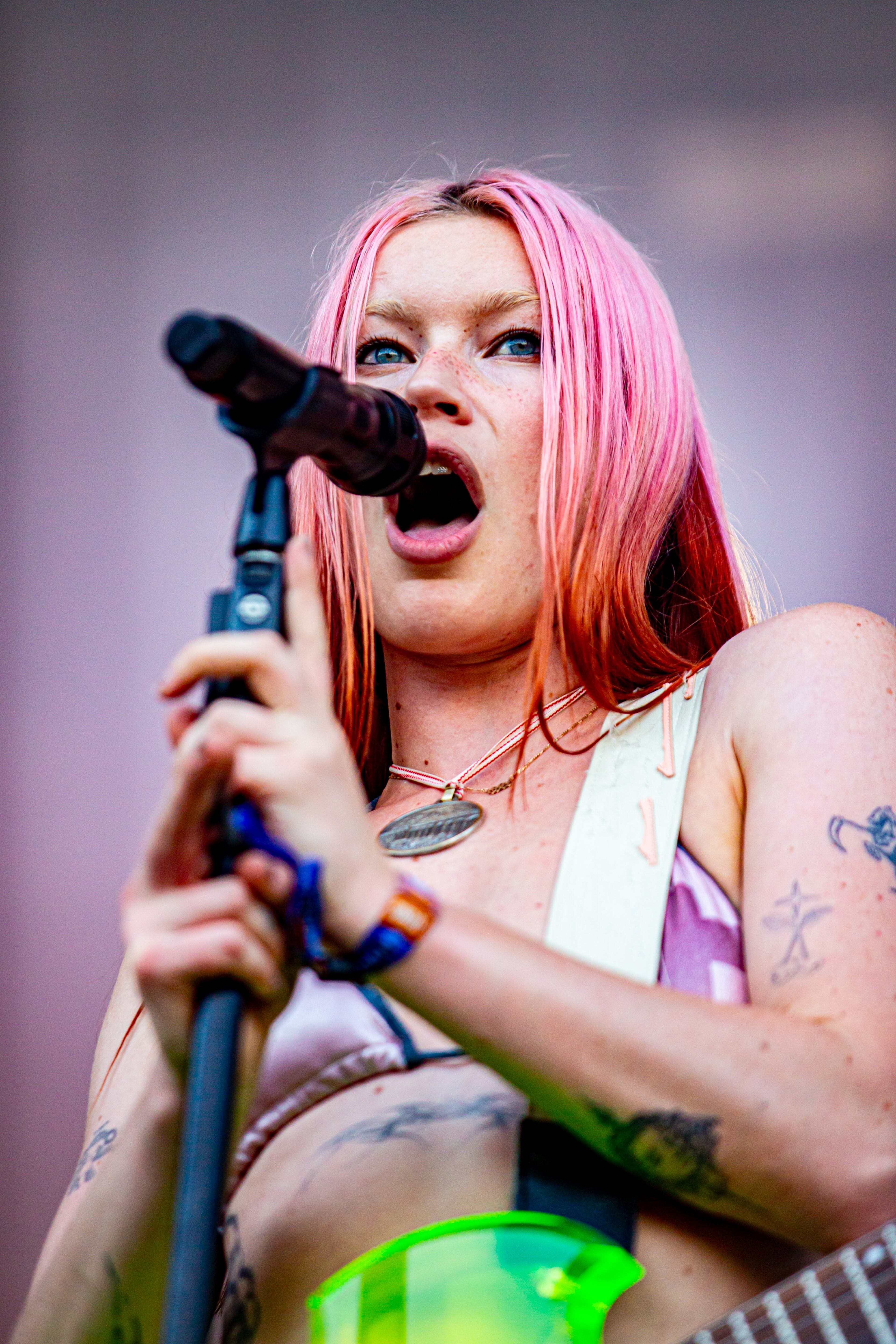 Atlanta, Ga. — British indie rockers Wet Leg drew a huge crowd on Sunday evening, Sept. 21, 2025, at Piedmont Park. Lead singer Rhian Teasdale showed why she’s become a standout star over the past year. (RYAN FLEISHER FOR THE ATLANTA JOURNAL-CONSTITUTION)