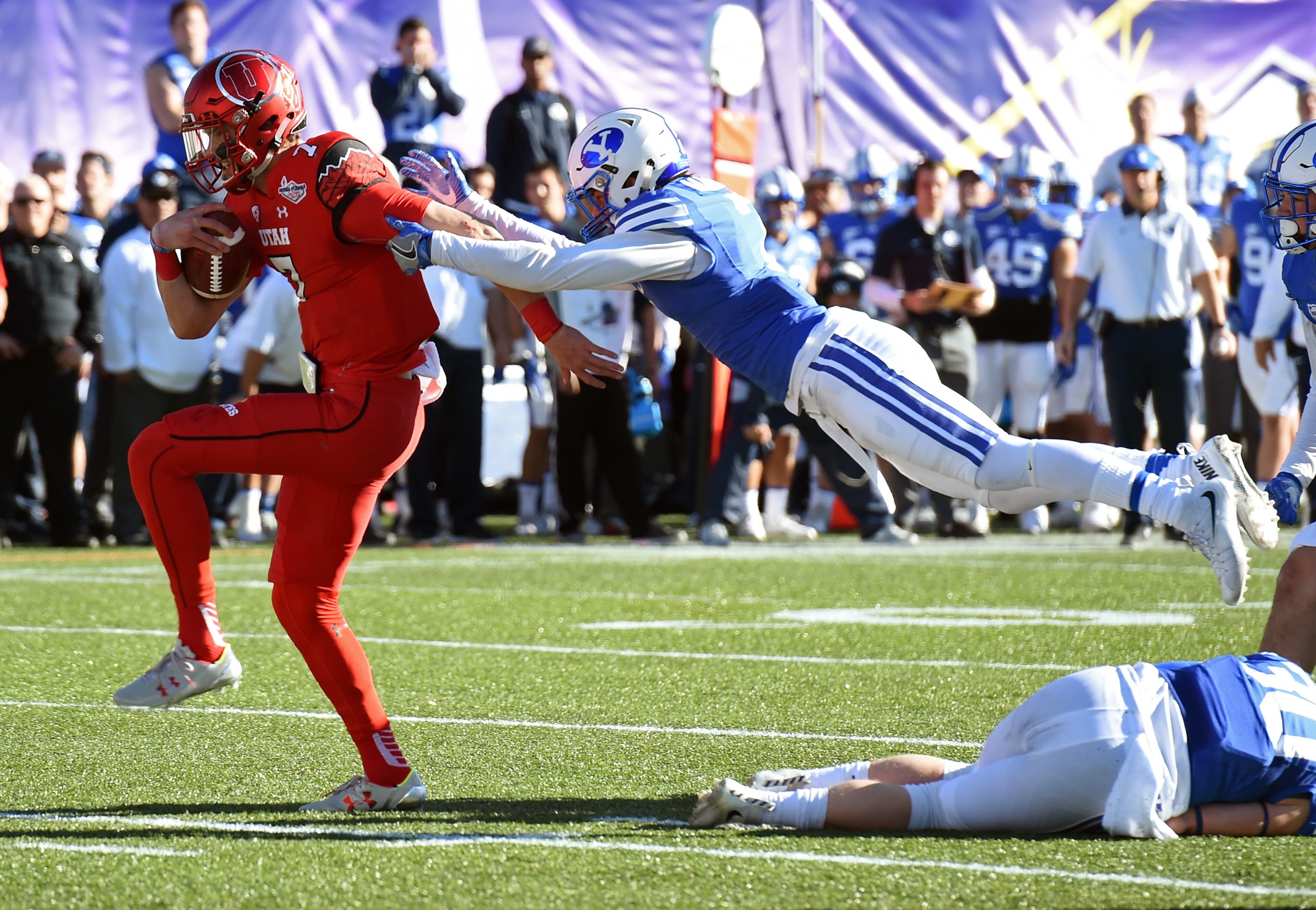 LAS VEGAS, NV - DECEMBER 19: Quarterback Travis Wilson #7 of the Utah Utes runs for a touchdown against defensive back Micah Hannemann #7 of the Brigham Young Cougars during the Royal Purple Las Vegas Bowl at Sam Boyd Stadium on December 19, 2015 in Las Vegas, Nevada. (Photo by Ethan Miller/Getty Images)