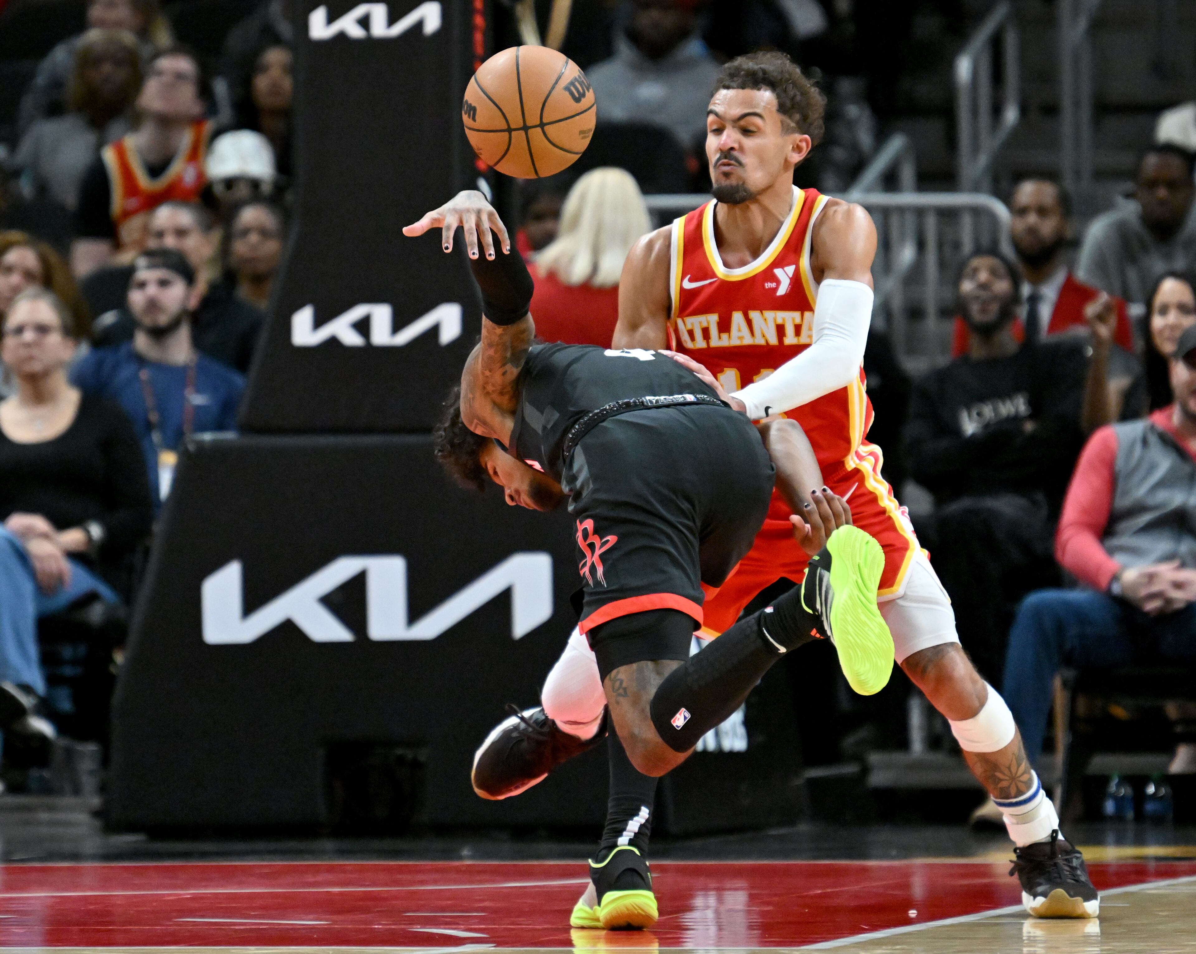 Houston Rockets guard Jalen Green (4) loses the ball as Hawks guard Trae Young (11) defends. (Hyosub Shin / Hyosub.Shin@ajc.com)