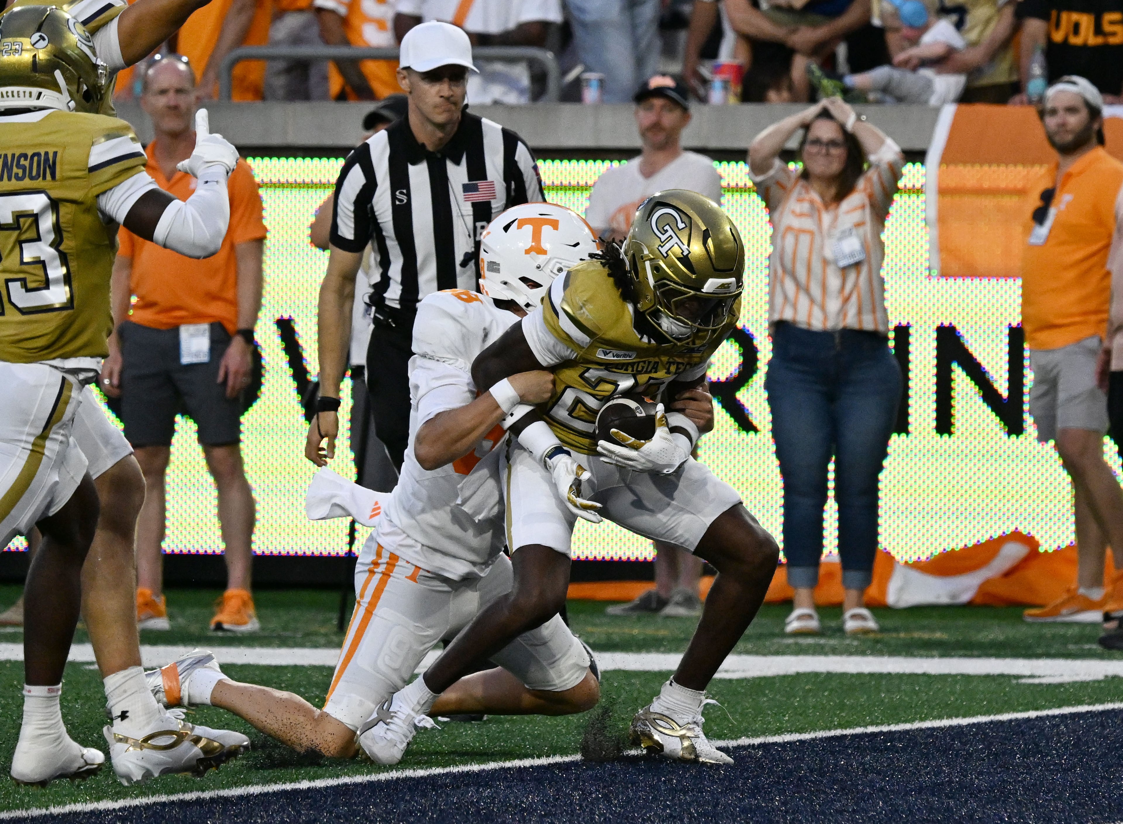 Georgia Tech defensive back Elgin Sessions (28) returns a blocked punt for a touchdown past Tennessee punter Jackson Ross (98) during the first half of an NCAA college football game at Bobby Dodd Stadium on Saturday, Sept. 12, 2026, in Atlanta.(Hyosub Shin/AJC)