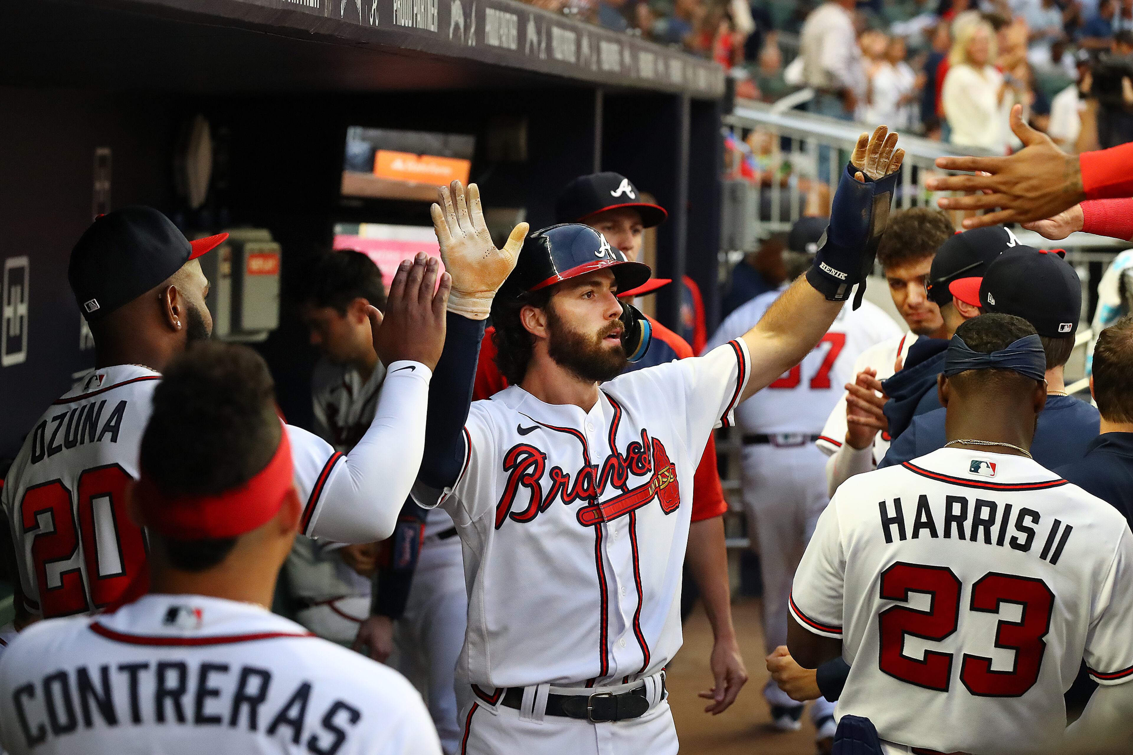 081822 Atlanta: Atlanta Braves shortstop Dansby Swanson gets high fives in the dugout scoring on a RBI single by Austin Riley to take a 2-0 lead over the New York Mets during the third inning in a MLB baseball game on Thursday, August 18, 2022, in Atlanta. “Curtis Compton / Curtis Compton@ajc.com