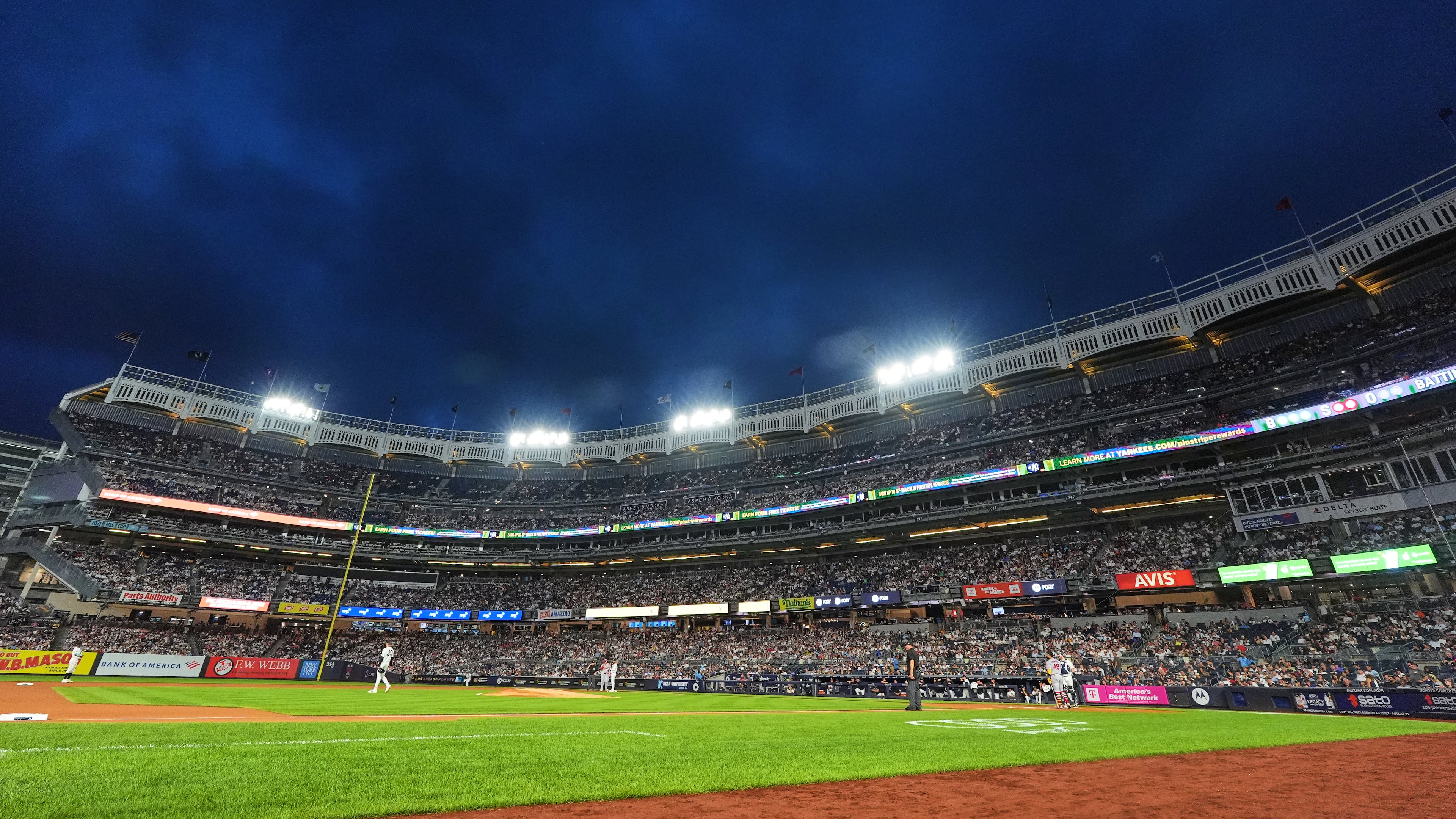 Play is stopped after lights lost power during the first inning of a baseball game between the New York Yankees and the St. Louis Cardinals Wednesday, Aug. 5, 2026, in New York. (AP Photo/Frank Franklin II)