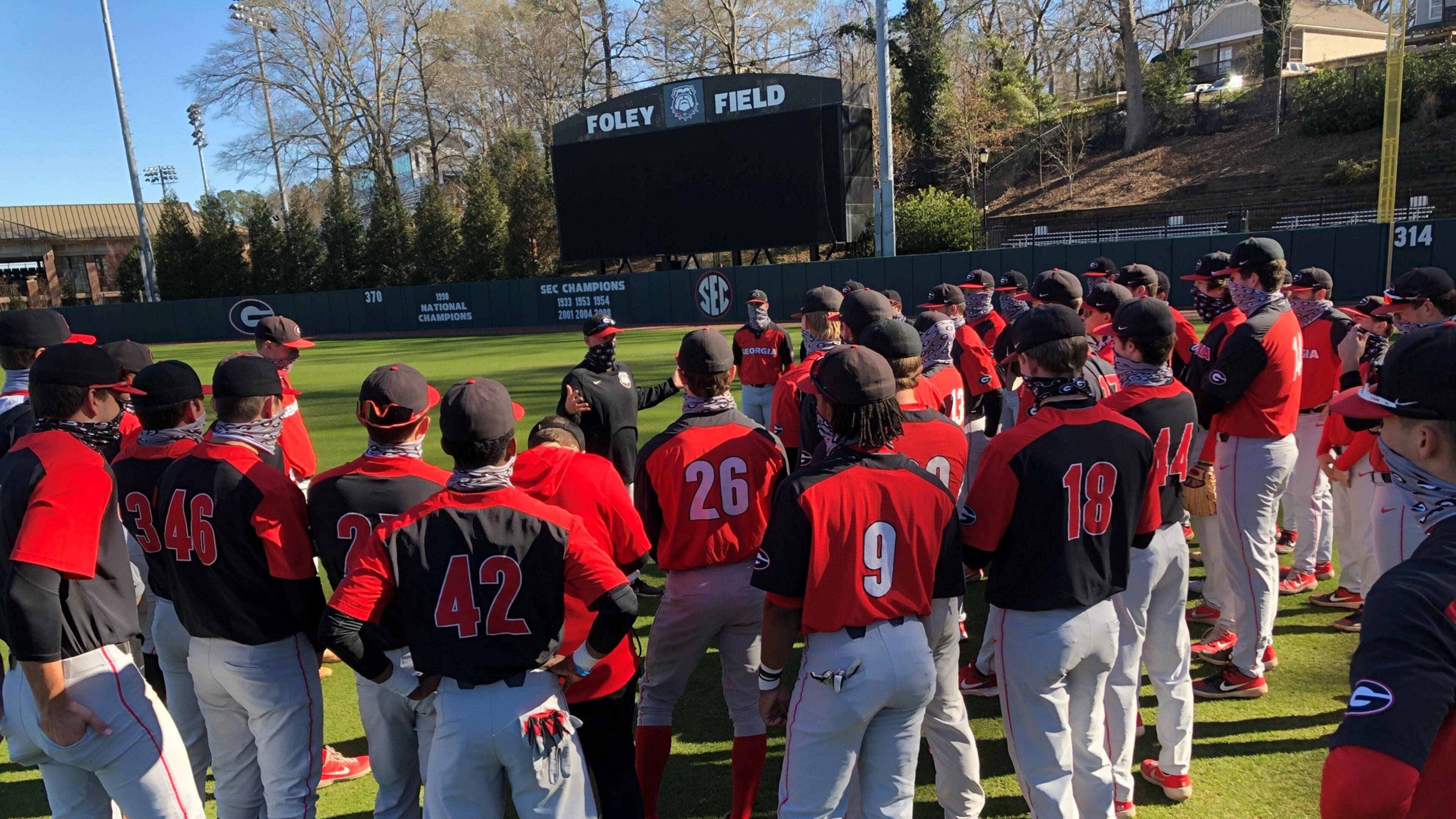 Georgia baseball coach Scott Stricklin addresses his team during a practice. (Christopher Lakos/UGA Sports Communications)