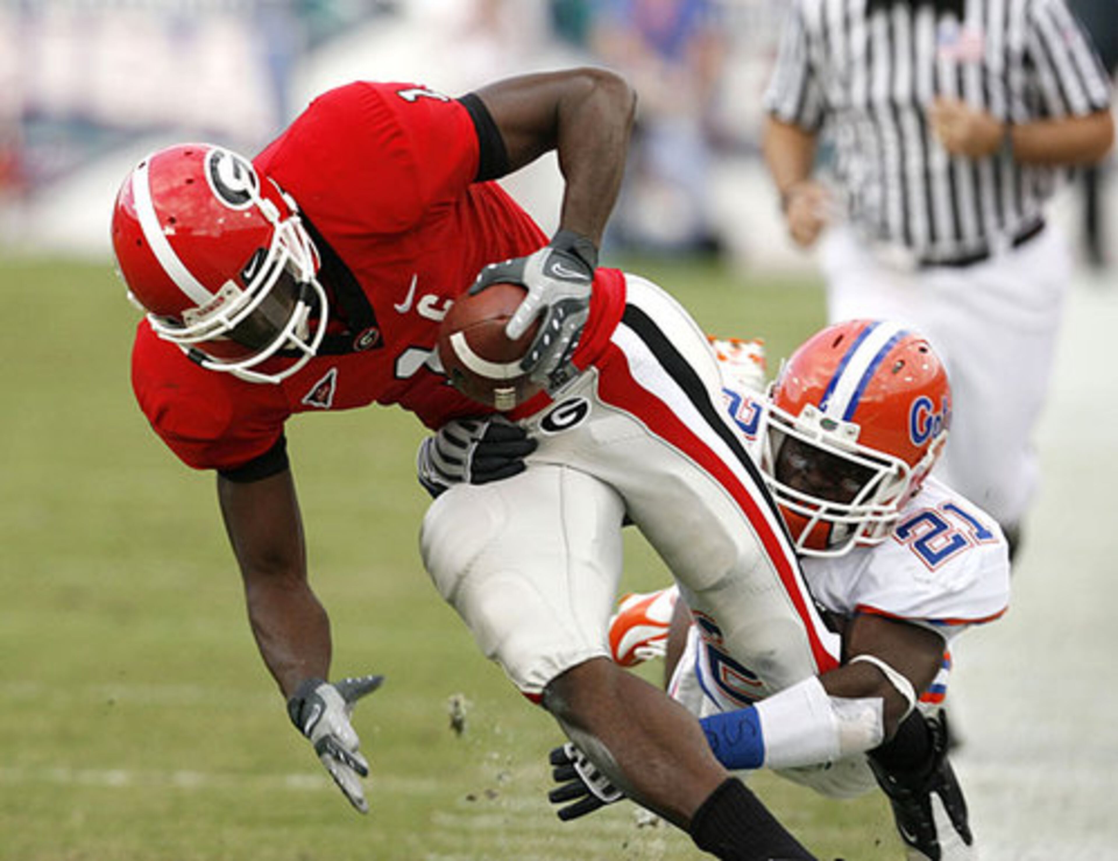 Georgia wide receiver Mohamed Massaquoi's (1) catch in the second quarter set up Georgia's first score, a field goal.