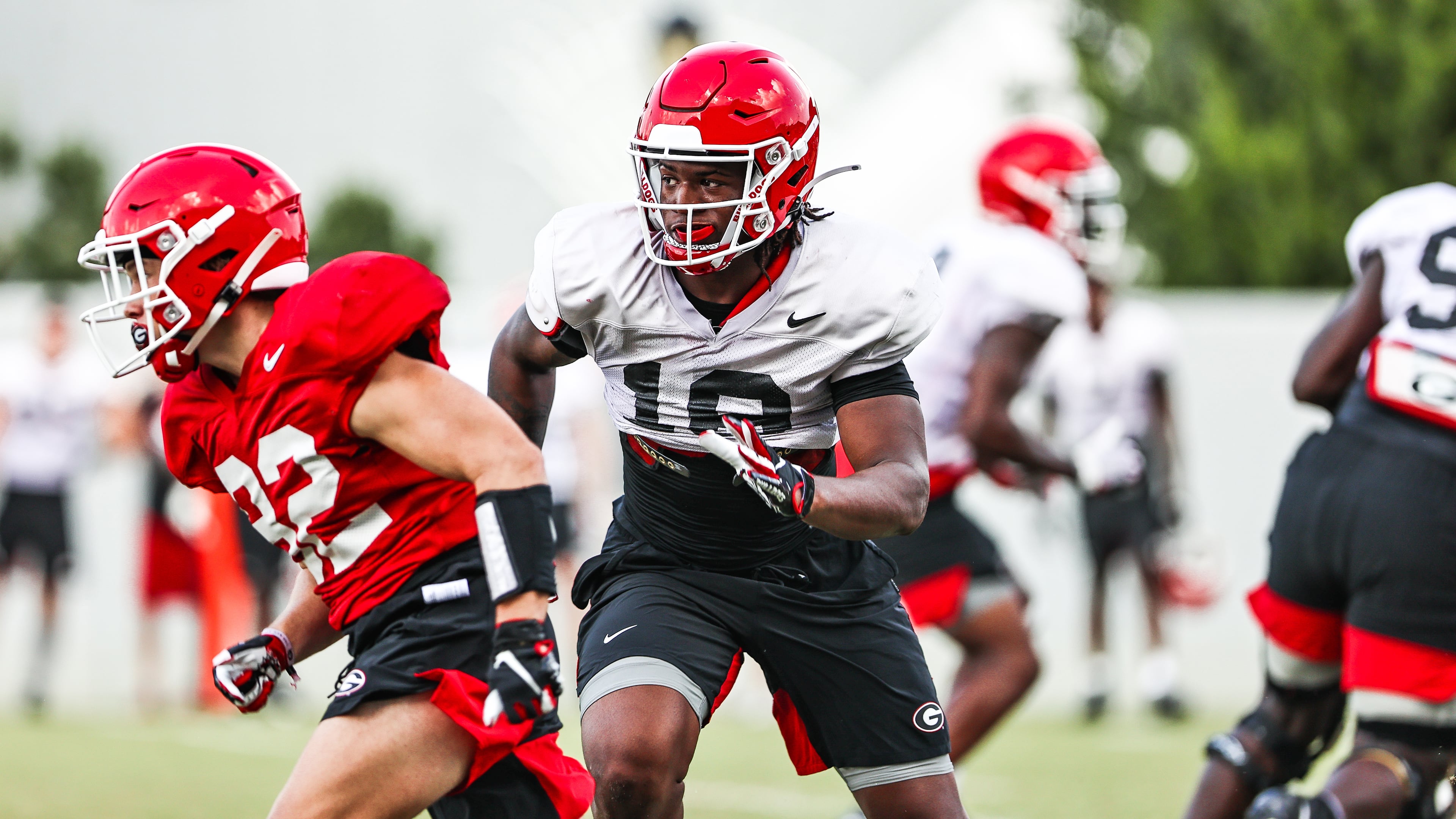 Georgia linebacker Xavian Sorey (18) keeps his coverage during a play in the Bulldogs’ practice Tuesday, Aug. 24, 2021, in Athens. (Tony Walsh/UGA)