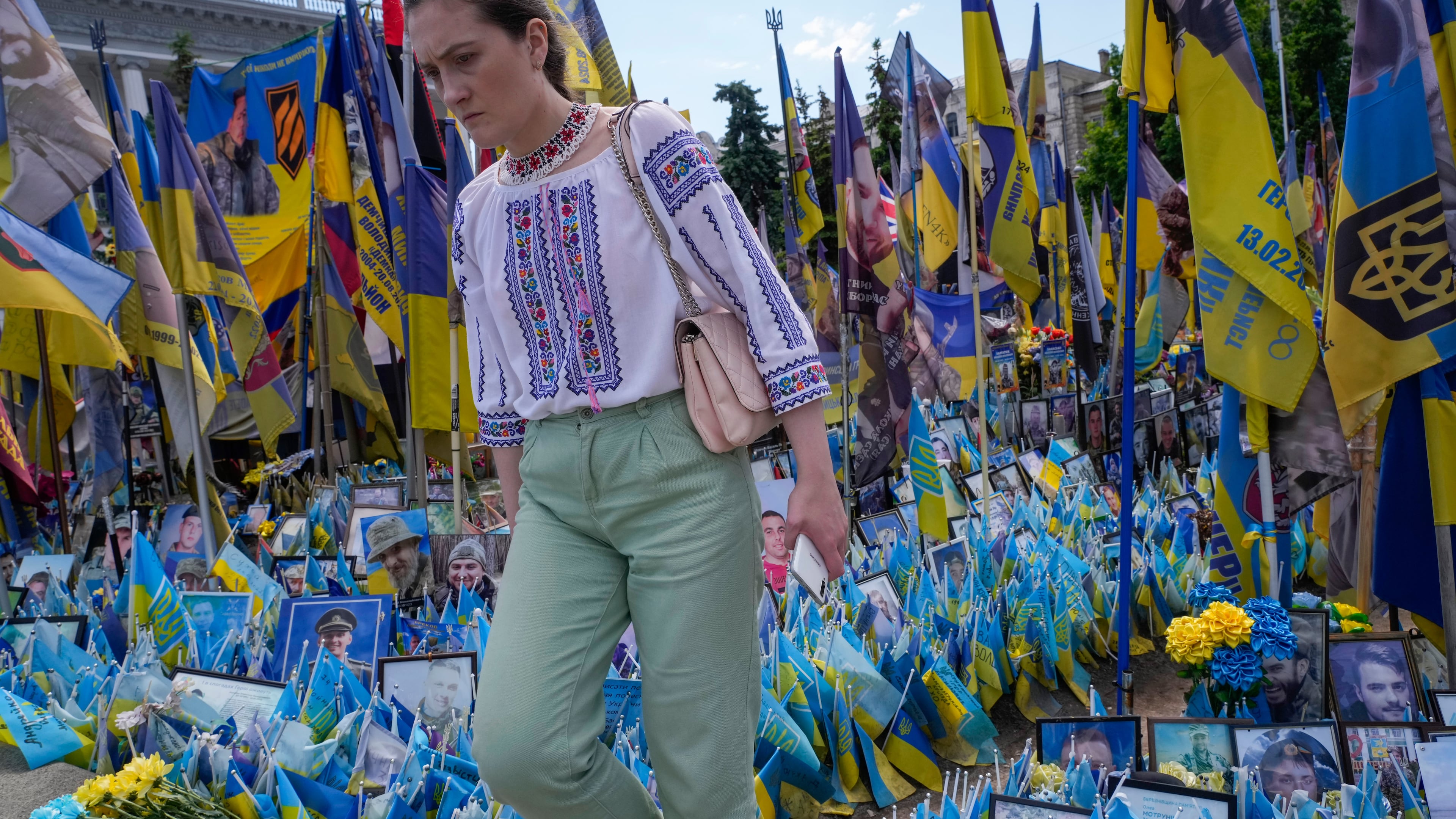 A woman looks at a makeshift memorial for fallen soldiers in Russia Ukraine war on Independence Square in Kyiv, Ukraine, Friday, May 22, 2026. (AP Photo/Efrem Lukatsky)