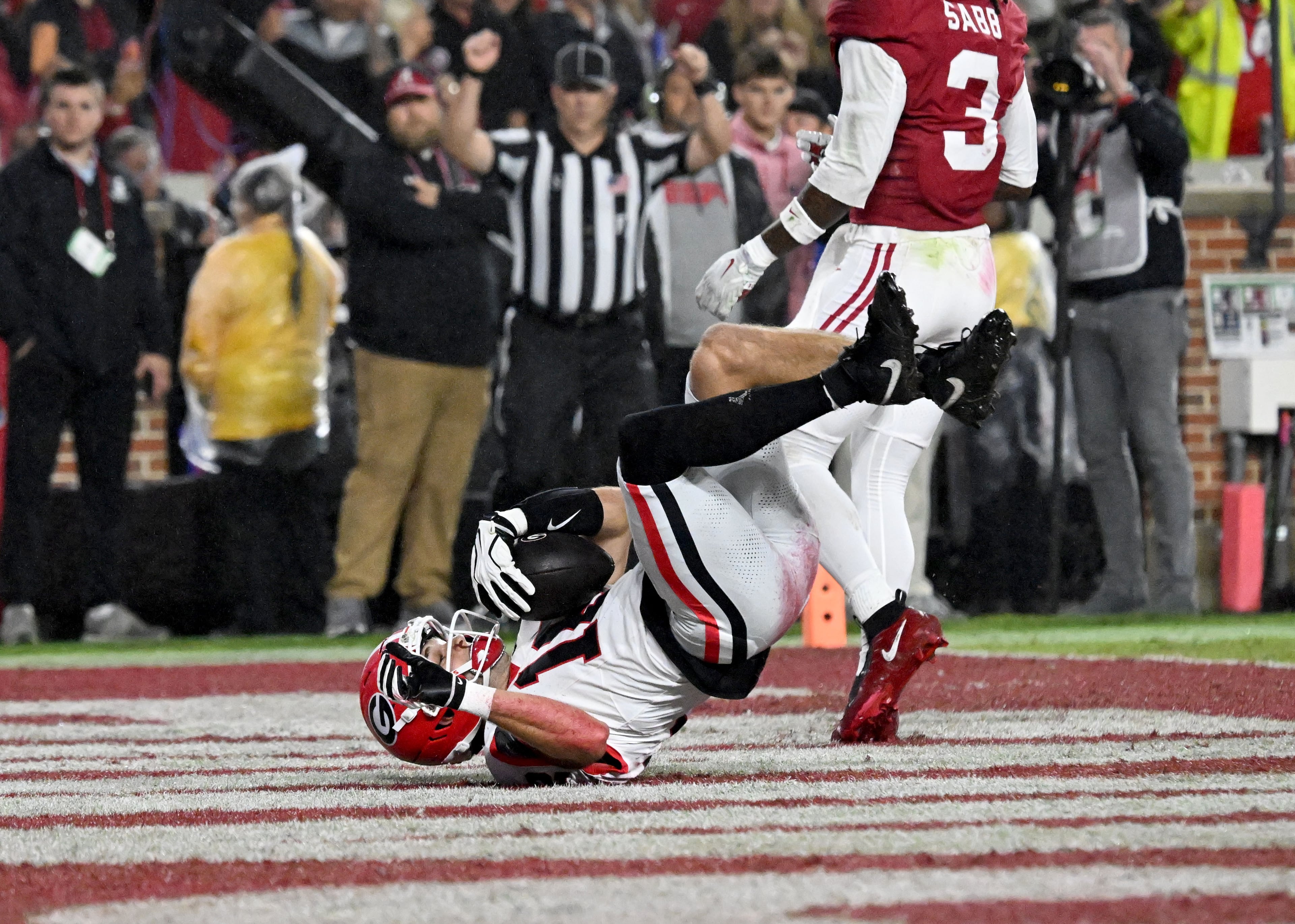 Georgia wide receiver London Humphreys makes a touchdown catch during the first half in an NCAA football game at Bryant-Denny Stadium on Saturday, Oct. 10, 2026, in Tuscaloosa, Alabama. (Hyosub Shin/AJC)
