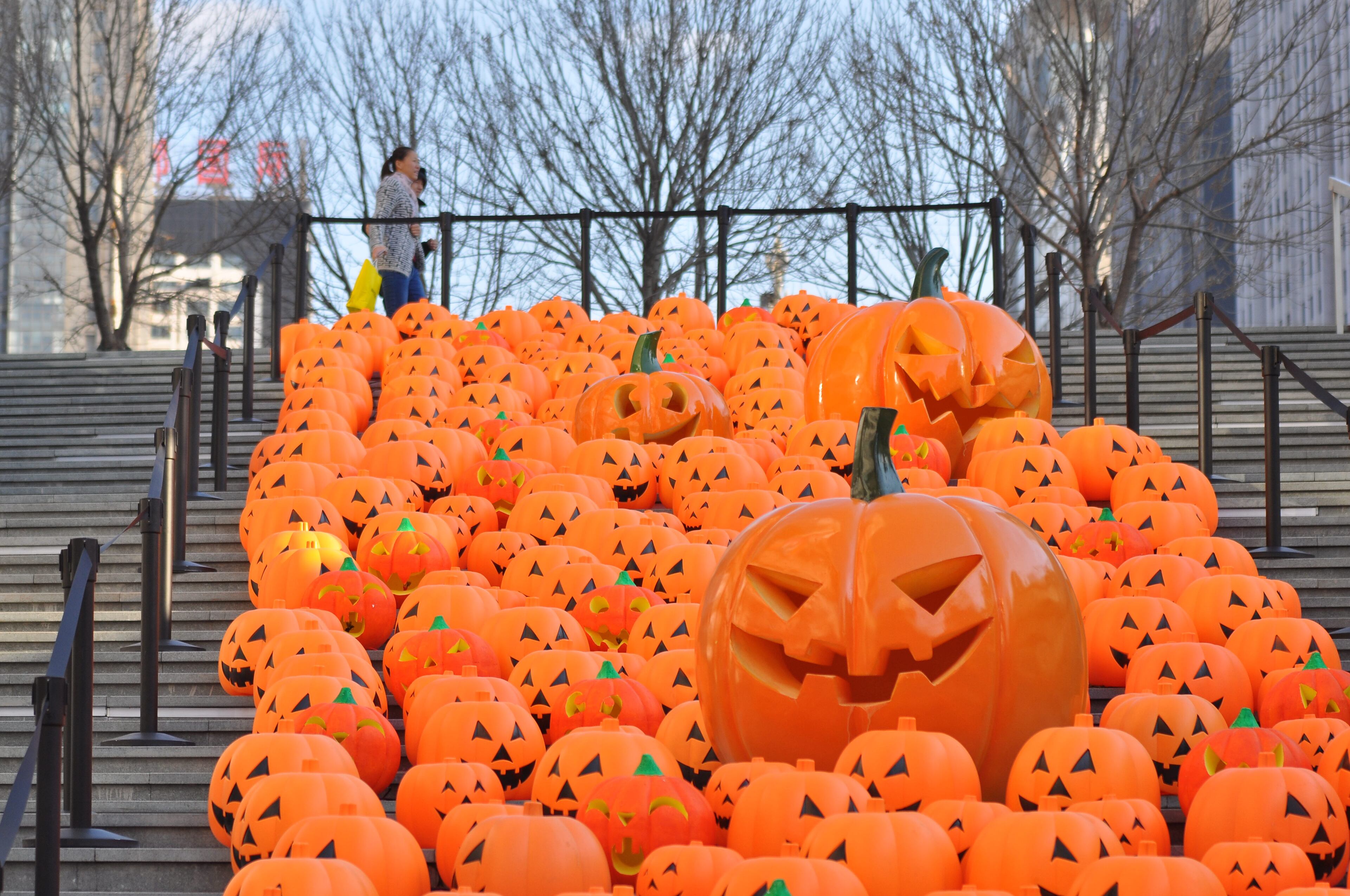 SHENYANG, CHINA - OCTOBER 30: (CHINA OUT) Citizens pass by 500 pumpkin lanterns exhibited in the street on Halloween Day on October 30, 2015 in Shenyang, Liaoning Province of China. The Halloween day will fall on Saturday this year. (Photo by ChinaFotoPress/ChinaFotoPress via Getty Images)