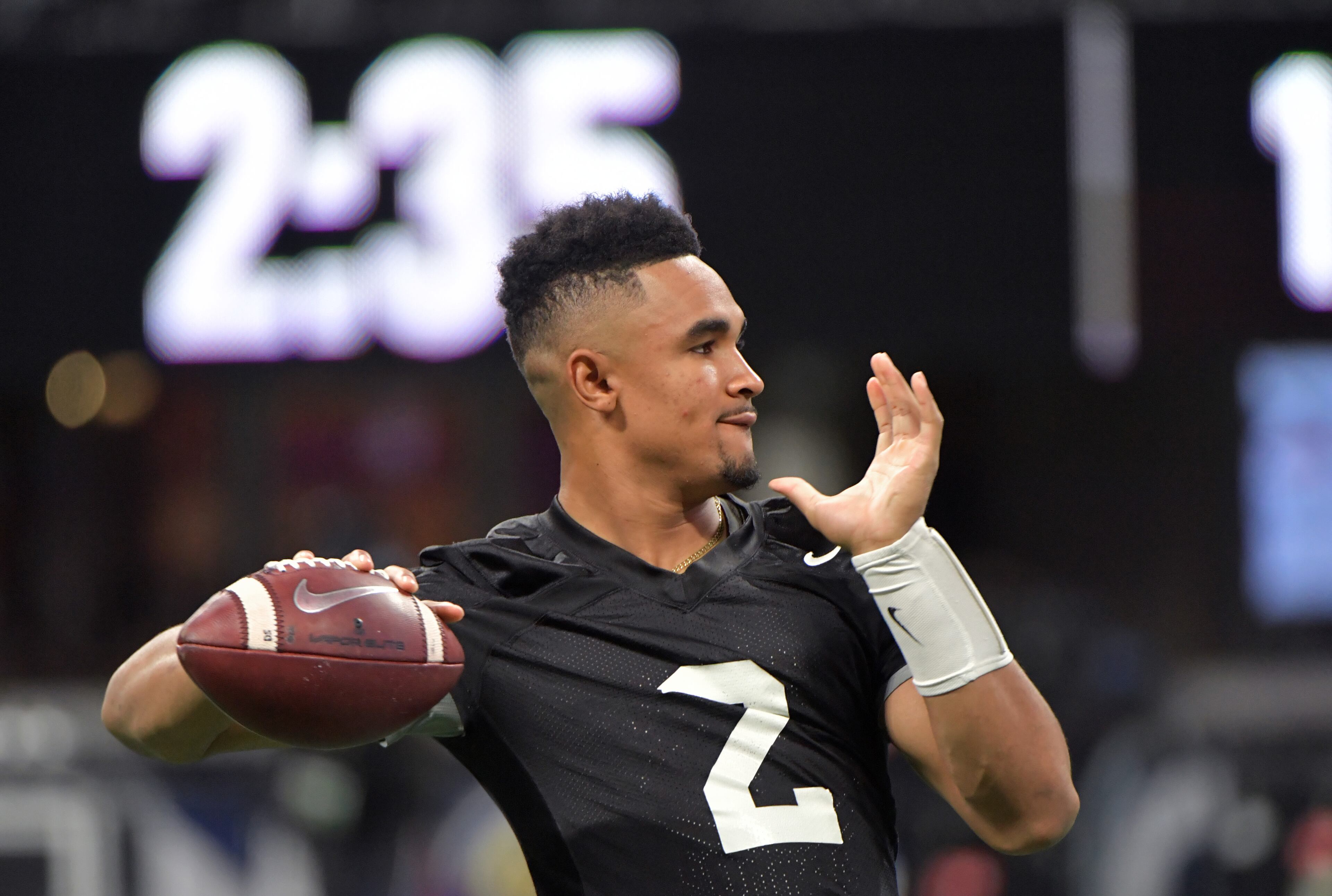 November 30, 2018 Atlanta - Alabama quarterback Jalen Hurts (2) throws a football during their team practice at Mercedes-Benz Stadium on Friday, November 30, 2018. HYOSUB SHIN / HSHIN@AJC.COM