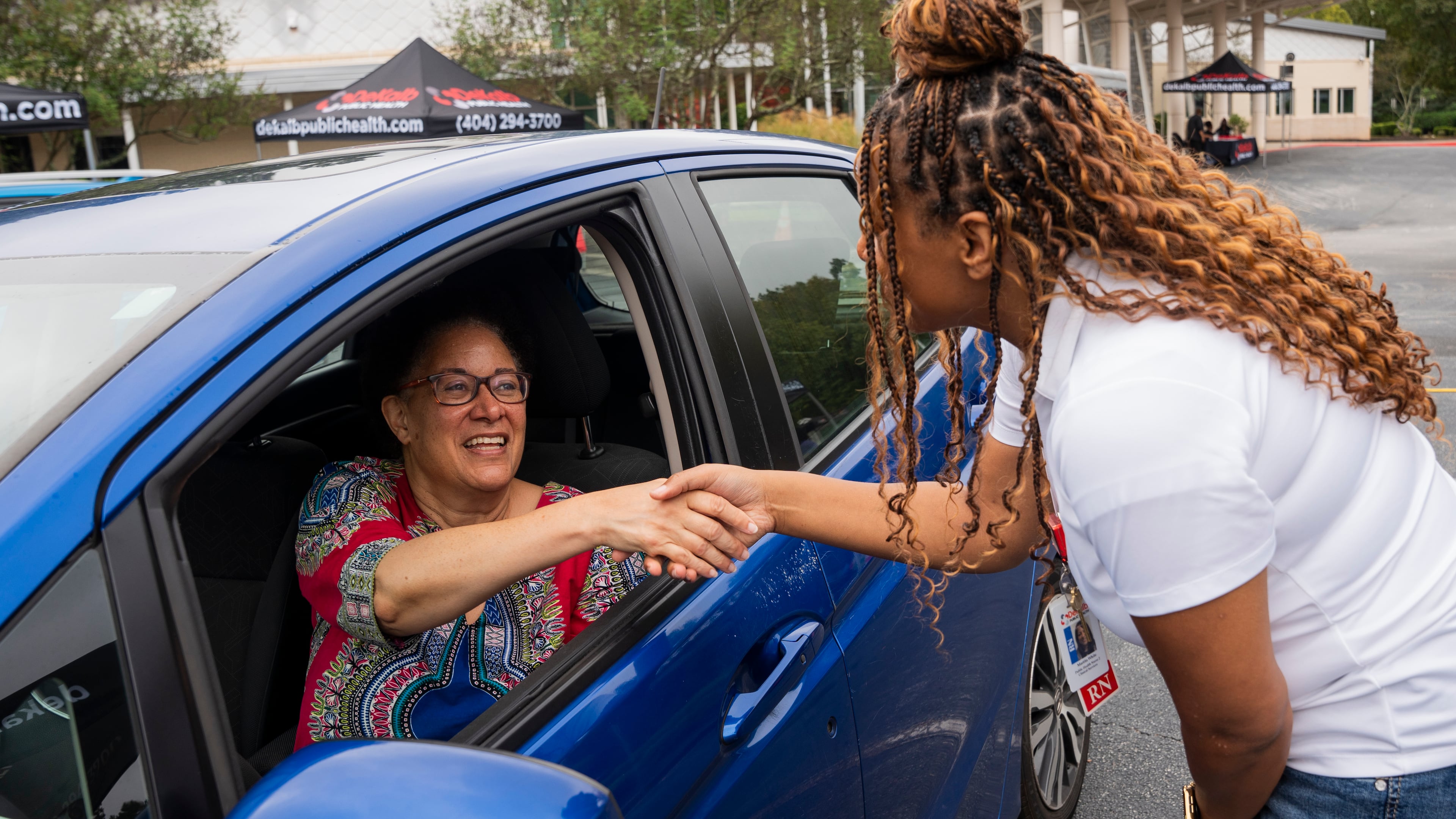 A DeKalb Public Health nurse greets Lynn Paxton, interim district health director, at a senior center in Lithonia in September 2025. Nurses were there to administer seasonal flu vaccines. (Olivia Bowdoin for the AJC)