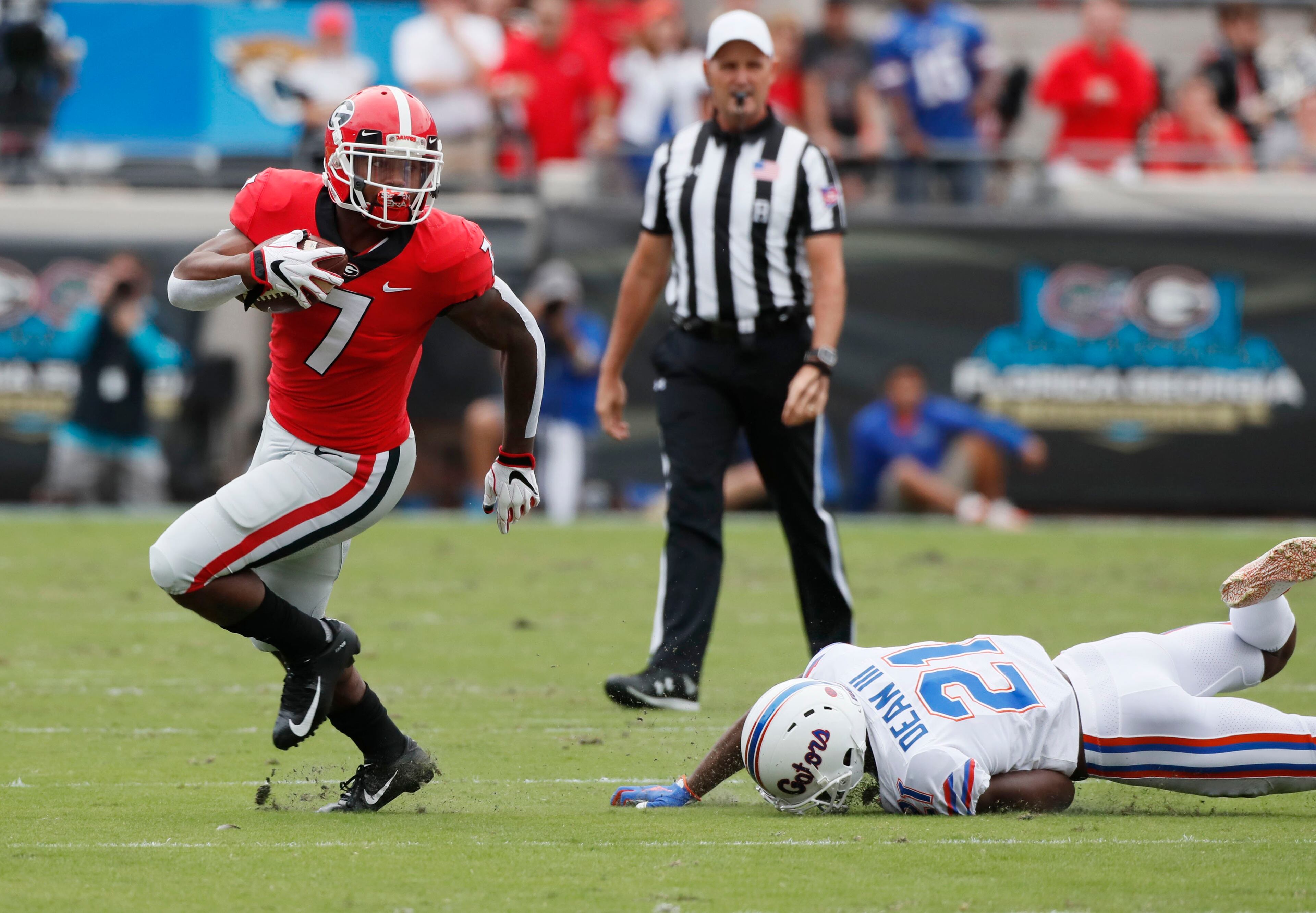 10/27/18 - Jacksonville - Georgia Bulldogs running back D'Andre Swift (7) on a big first quarter run for a first down that set up the Bulldogs first score. The University of Georgia Bulldogs play the Florida Gators in a NCAA college football game Saturday, Oct. 27th, 2018, at TIAA Bank Field in Jacksonville, FL. BOB ANDRES / BANDRES@AJC.COM