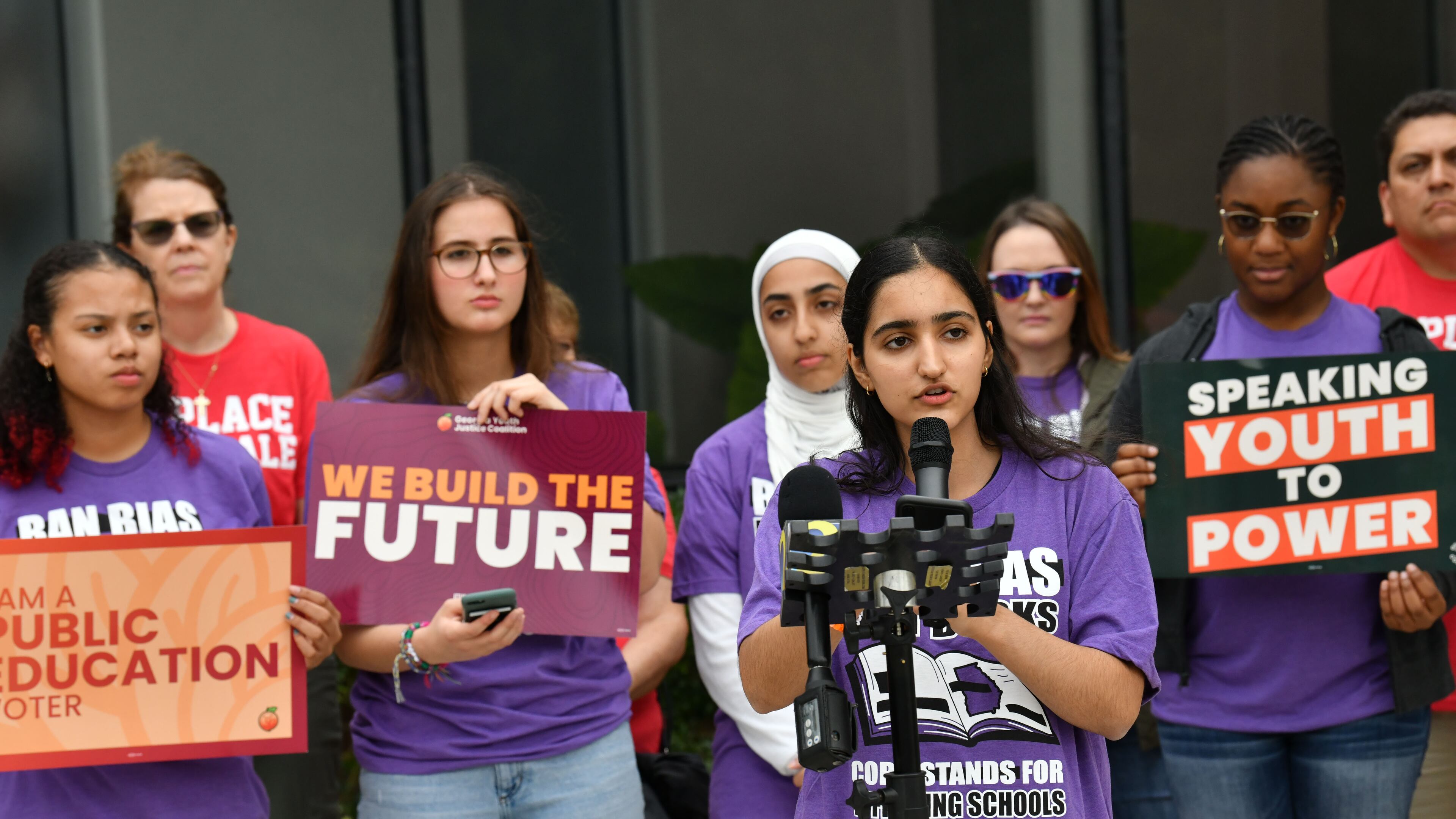 In internal messages, members of the Cobb County School District communications staff criticized students who protested against the superintendent and removal of books from school libraries. (Hyosub Shin / Hyosub.Shin@ajc.com)