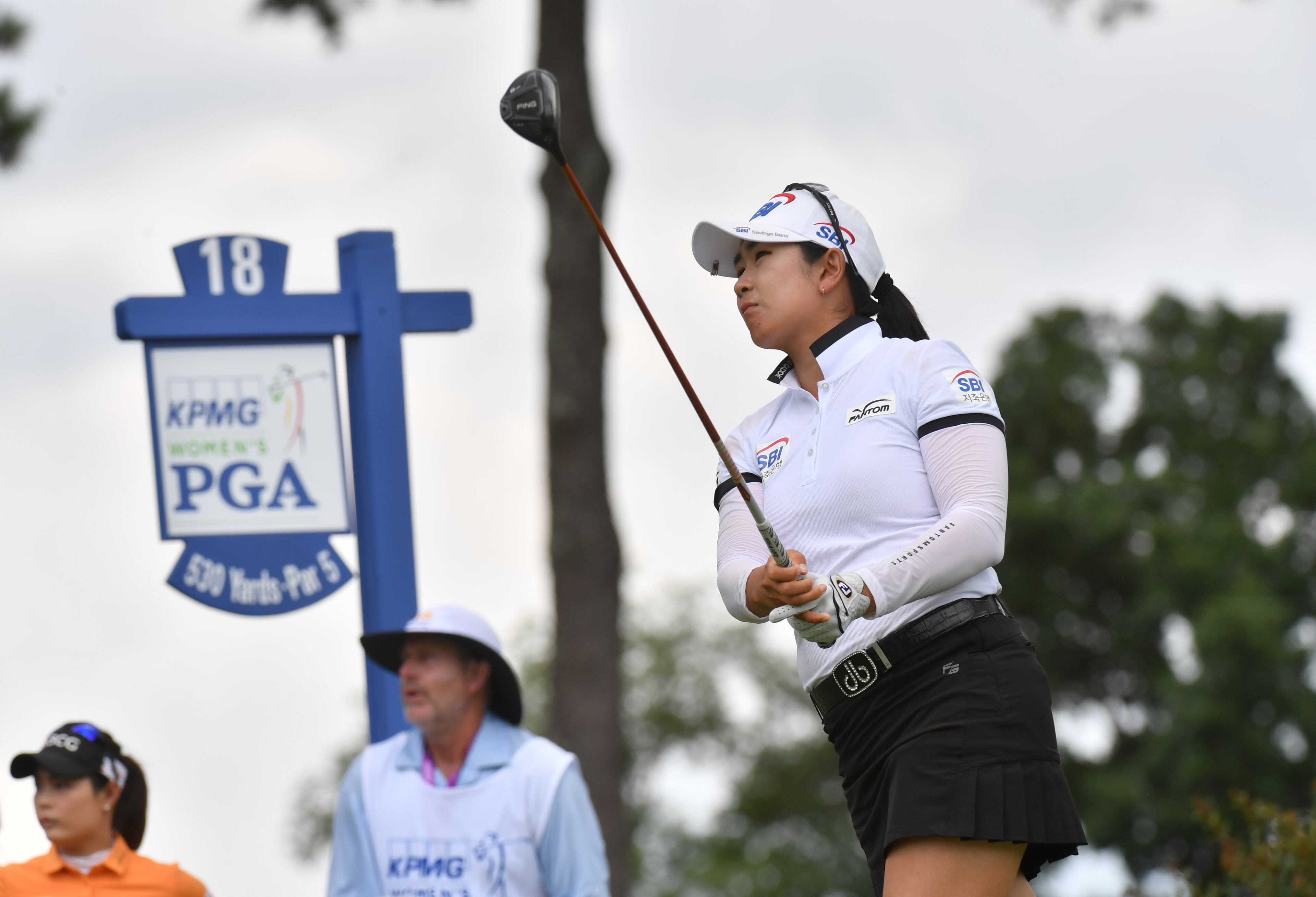 Moriya Jutanugarn tees off on the 18th hole. (Hyosub Shin / Hyosub.Shin@ajc.com)