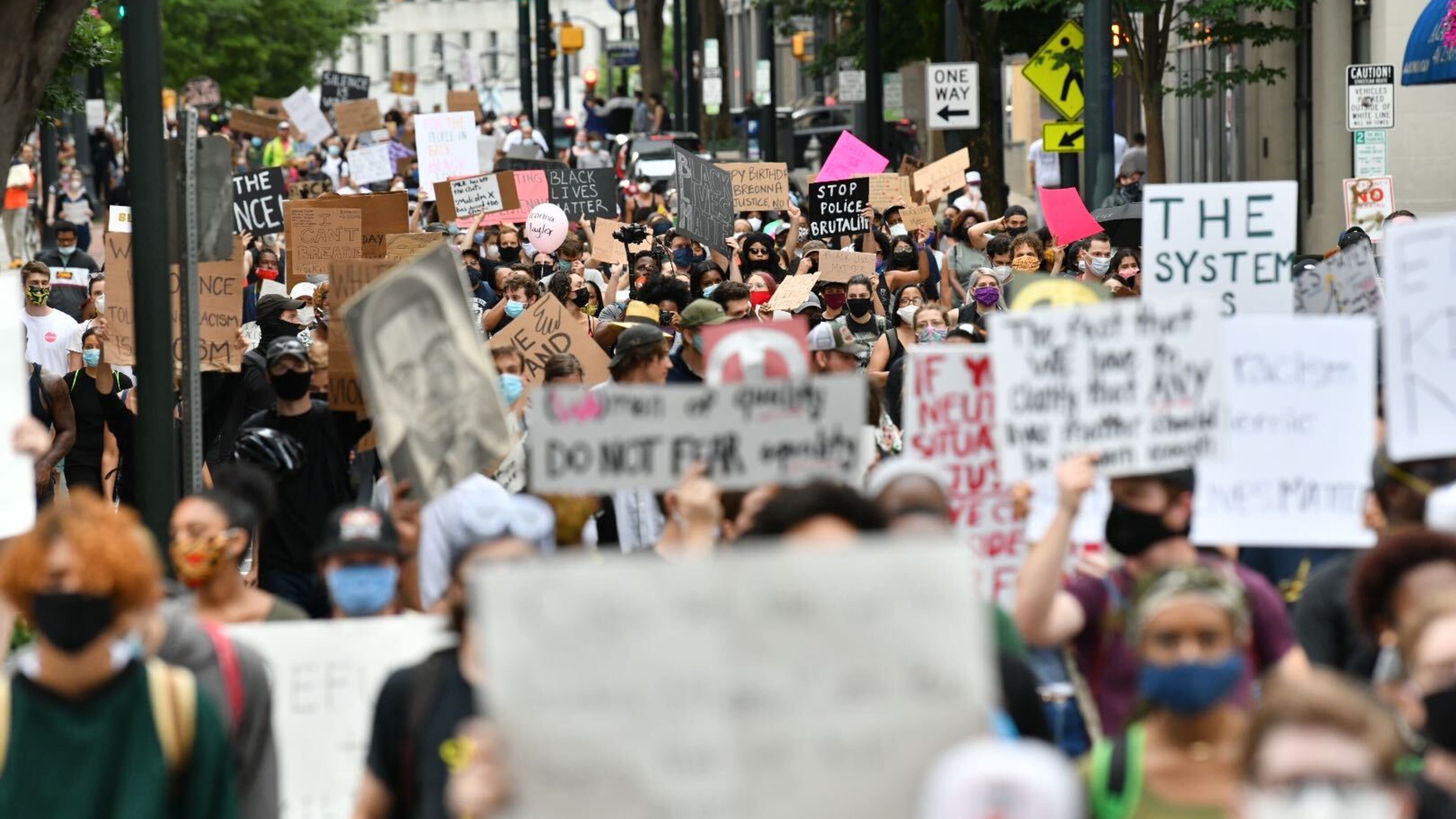 June 5, 2020 - Atlanta - Groups of demonstrators gathered late Friday afternoon as protests continued in downtown Atlanta. Marchers are demonstrating against racial inequality and police killings of African Americans. Hyosub Shin / hyosub.shin@ajc.com