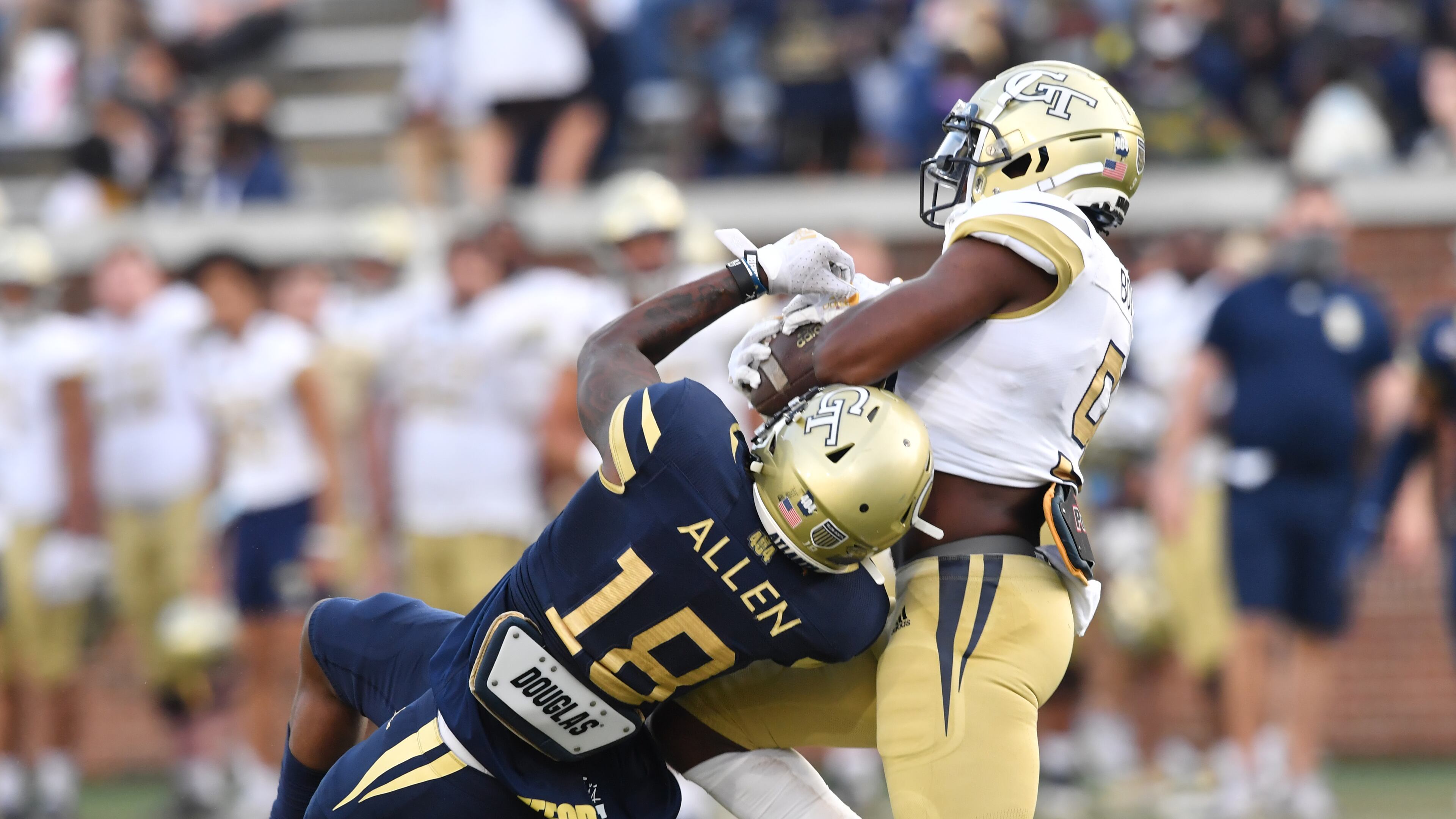 Georgia Tech wide receiver Avery Boyd (right) makes a catch under pressure during the 2021 spring game. (Hyosub Shin / Hyosub.Shin@ajc.com)