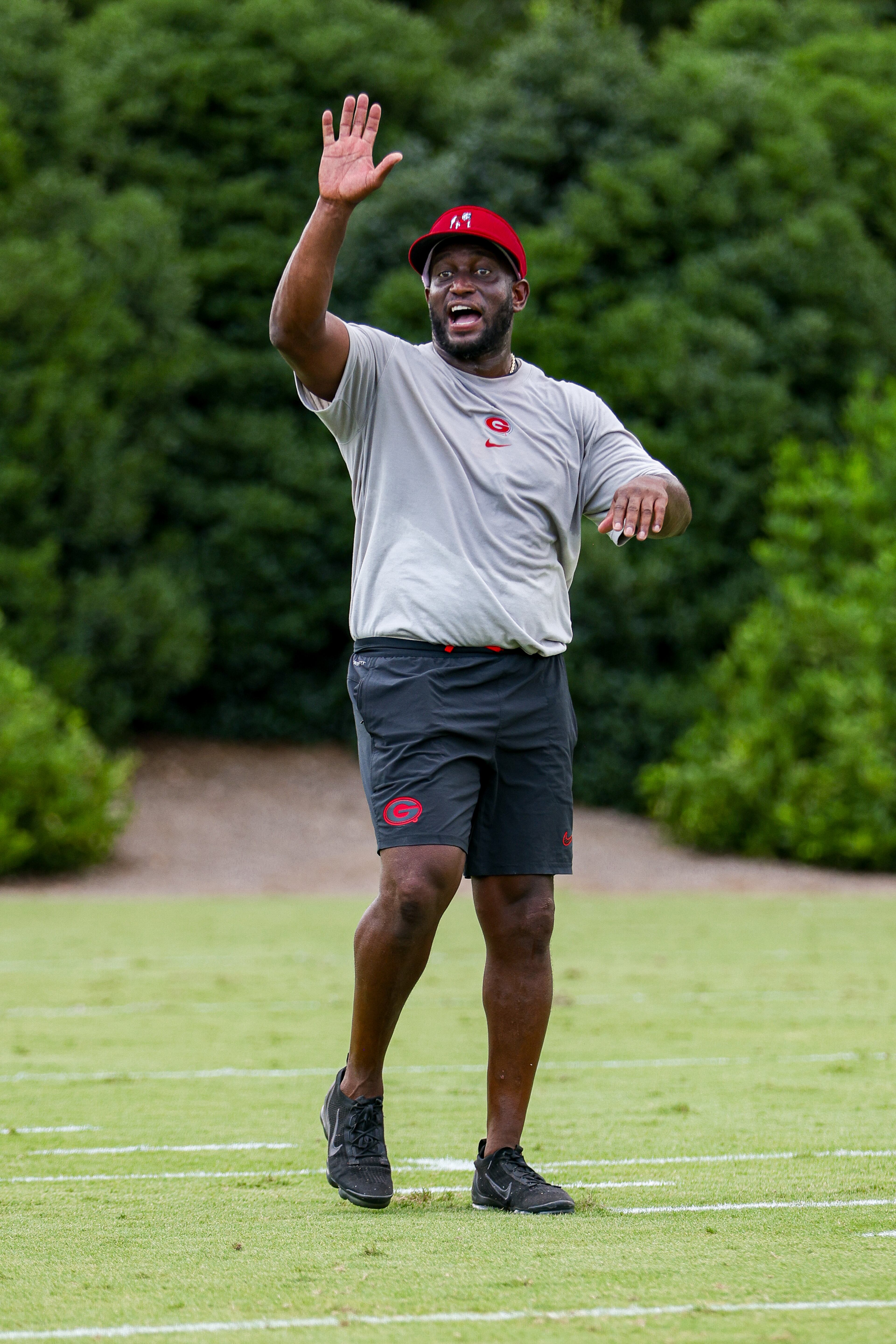 Georgia co-defensive coordinator and safeties coach Travaris Robinson instructs his players. (Conor Dillon/UGAAA)