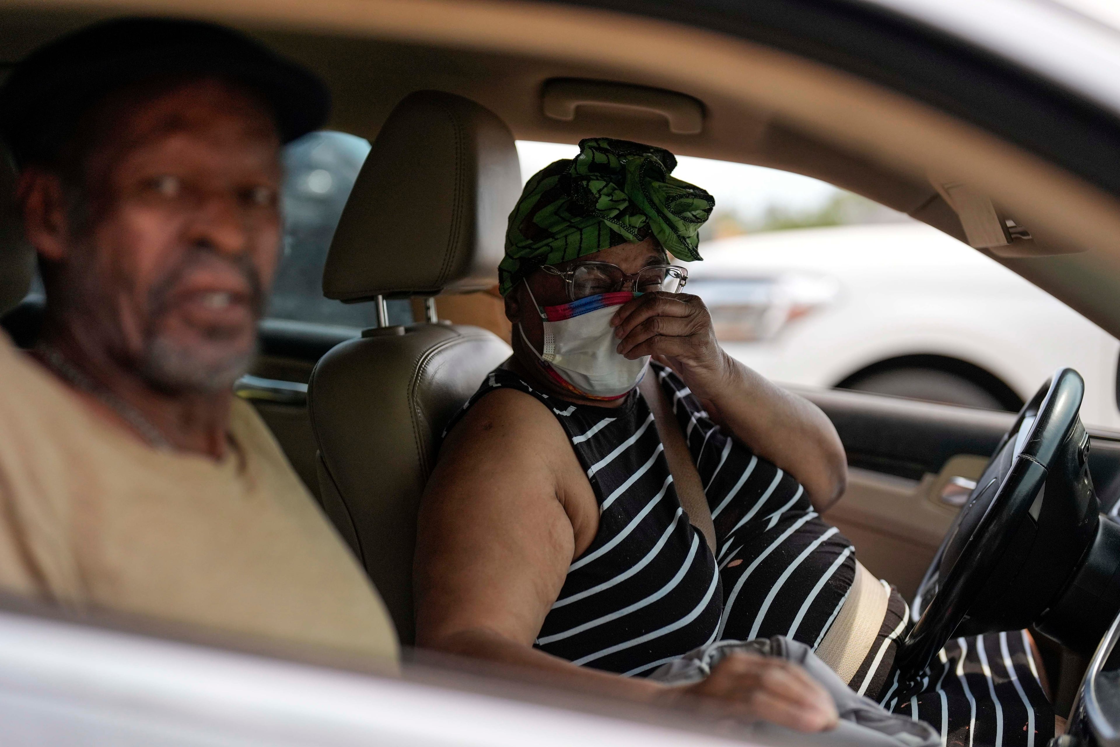 A taxi driver brings in a displaced man as the Pineland Road fire burns. (Mike Stewart/AP)
