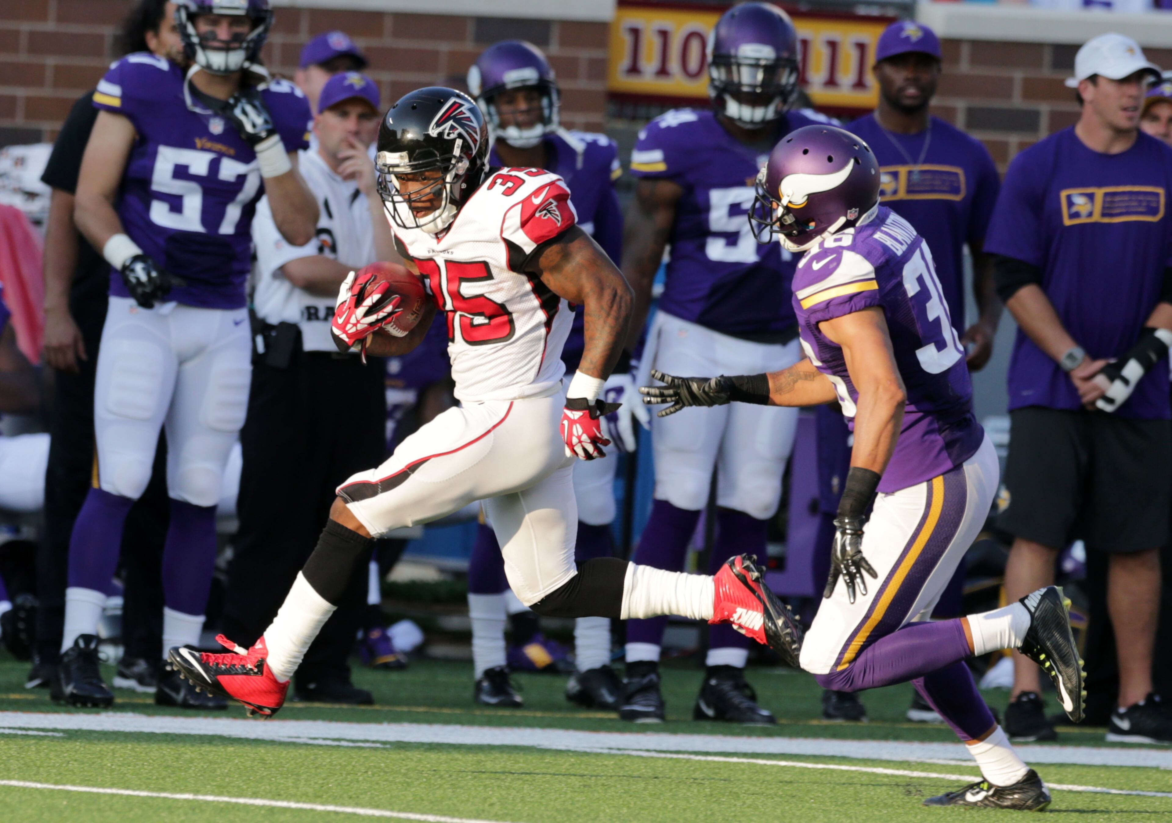 Atlanta Falcons running back Antone Smith, left, runs from Minnesota Vikings strong safety Robert Blanton, right, during a 48-yard touchdown run in the second half of an NFL football game, Sunday, Sept. 28, 2014, in Minneapolis. (AP Photo/Jim Mone)