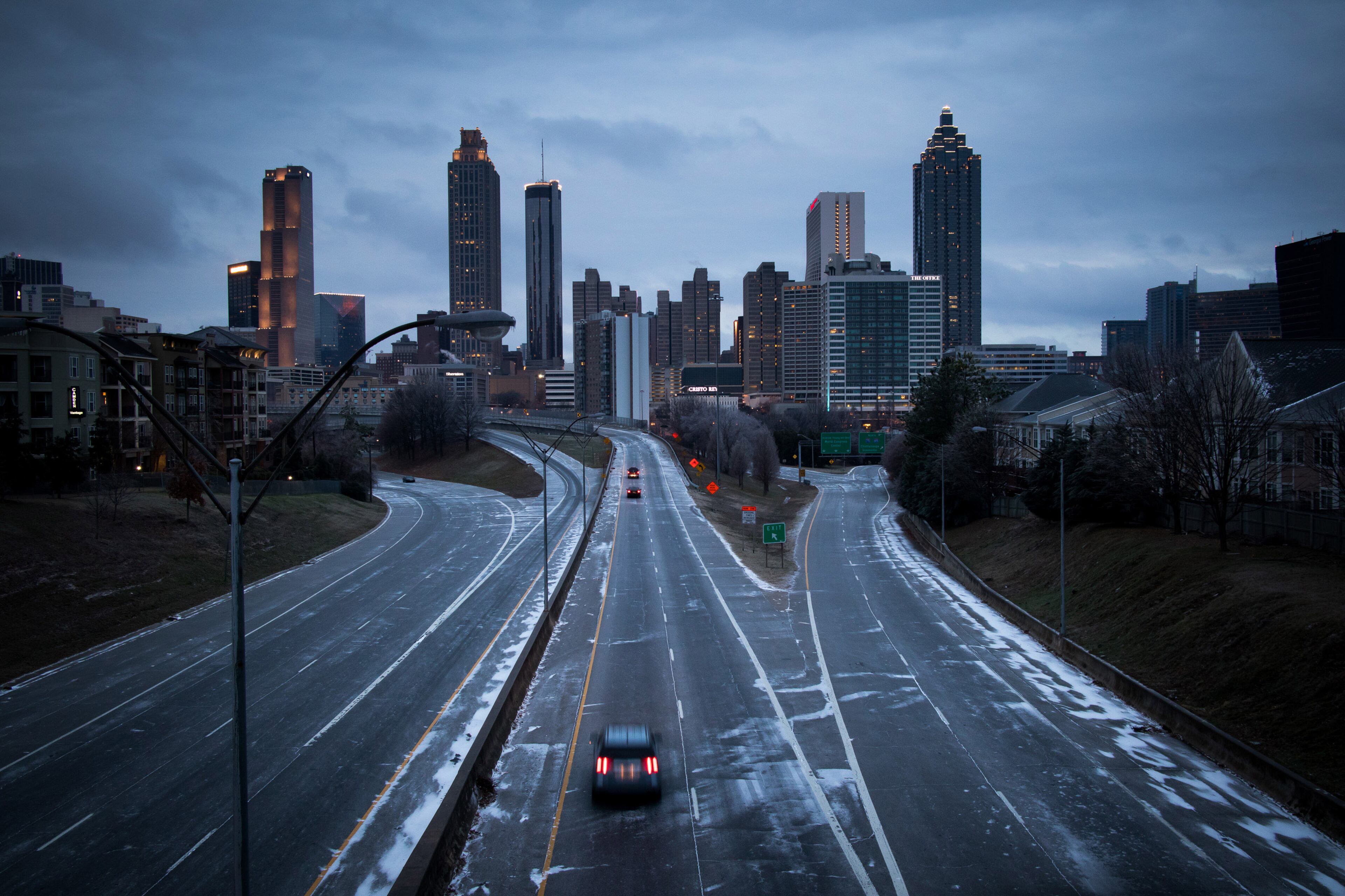 A dusting of snow and ice covered the streets of Atlanta Saturday, January 7, 2016. in Atlanta Ga. The snow and ice made the roads hazardous during the morning hours. STEVE SCHAEFER / SPECIAL TO THE AJC
