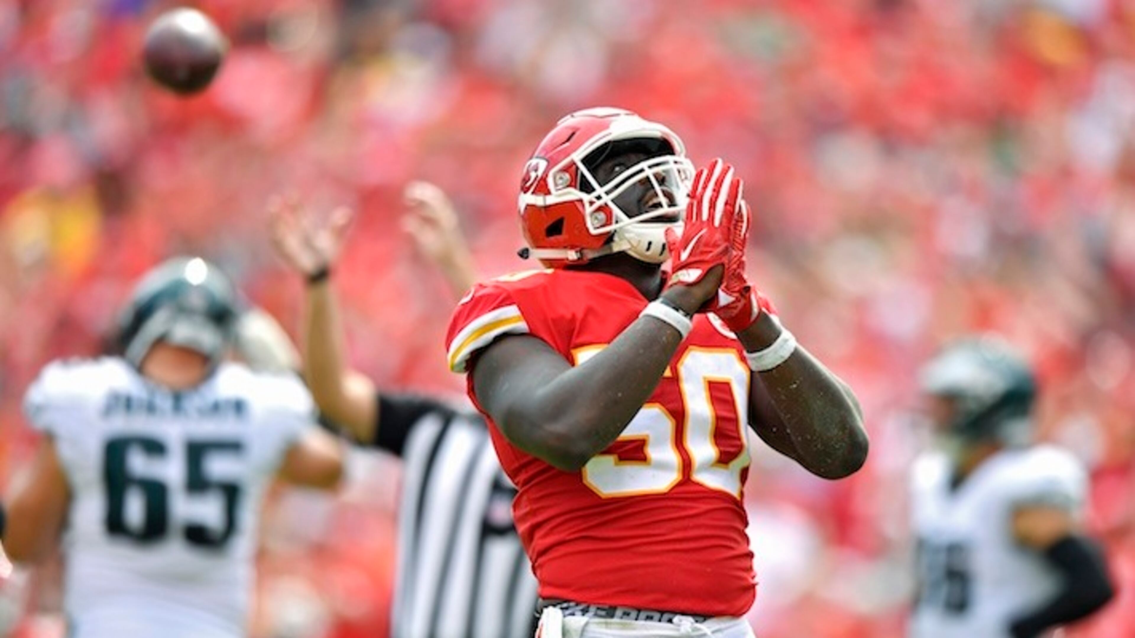 Kansas City Chiefs outside linebacker Justin Houston celebrates sacking Philadelphia Eagles quarterback Carson Wentz in the fourth quarter on September 17, 2017, at Arrowhead Stadium in Kansas City, Mo. (John Sleezer/Kansas City Star/TNS)