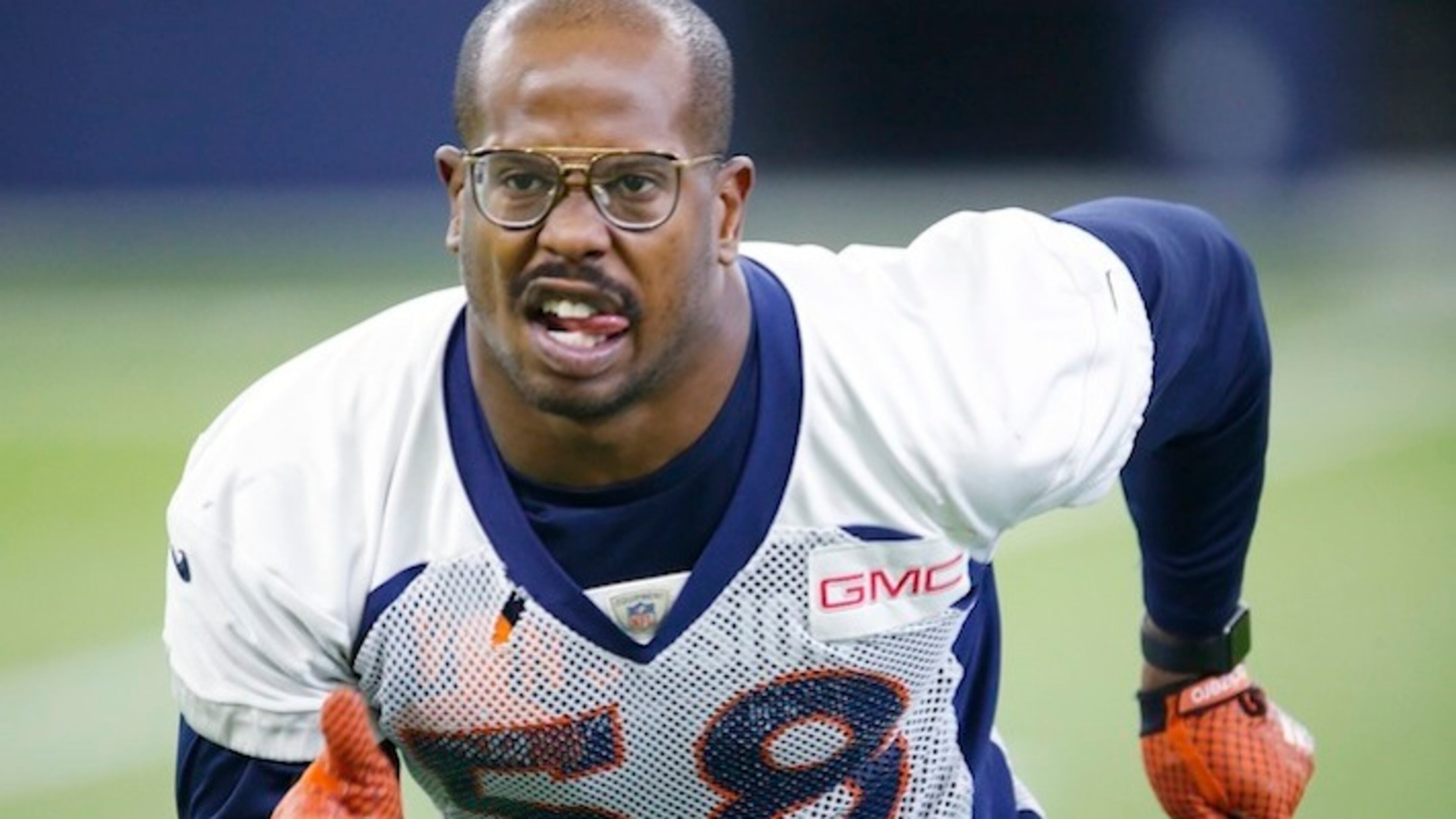 Denver Broncos outside linebacker Von Miller takes part in drill during the team's NFL football practice Thursday, Jan. 7, 2016, in Englewood, Colo. (AP Photo/David Zalubowski)