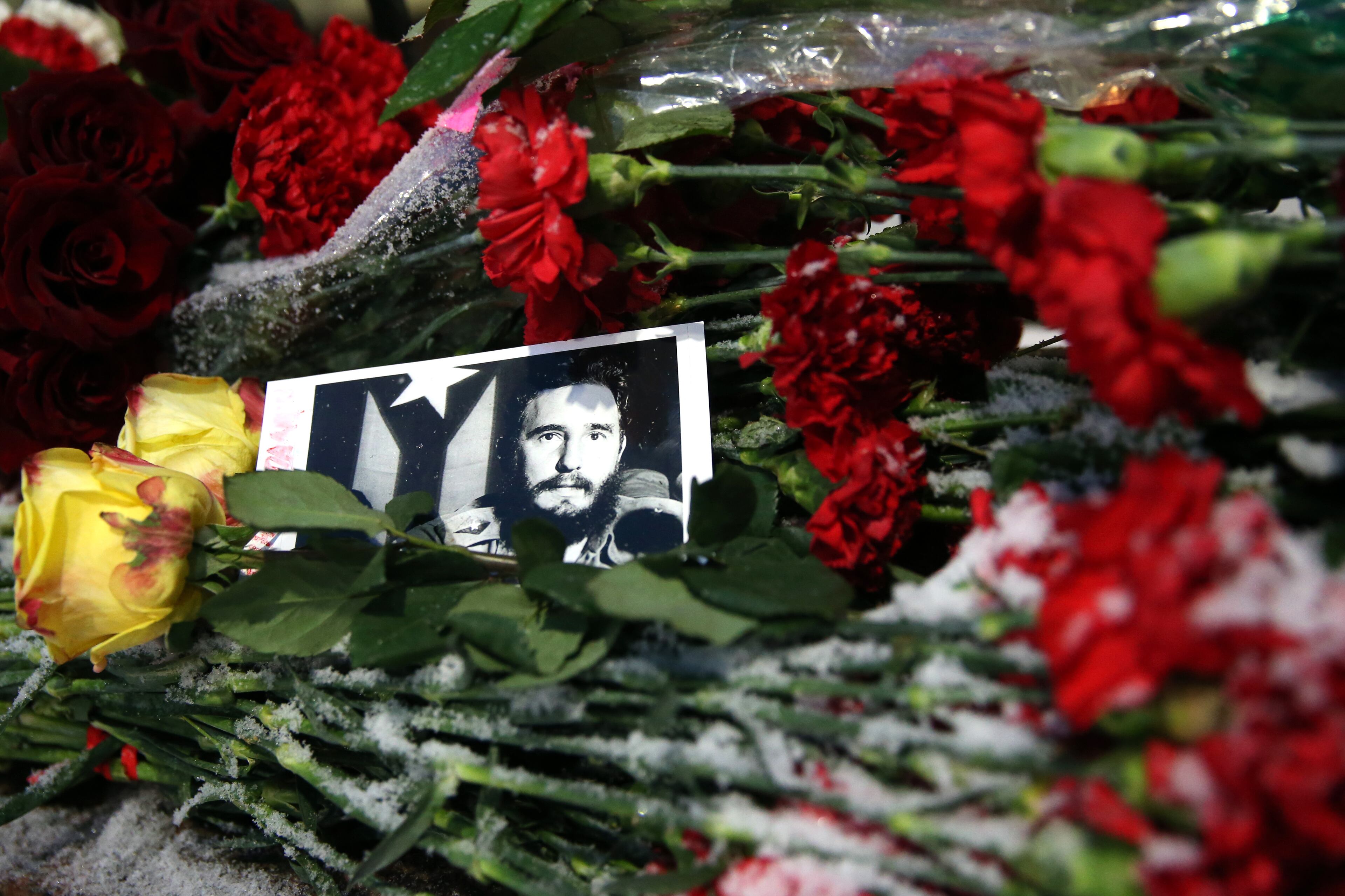 MOSCOW, RUSSIA - NOVEMBER 26, 2016: Flowers at the Cuban Embassy in Moscow in memory of Cuba's revolutionary leader and former president Fidel Castro. Castro died aged 90 on November 25, 2016. Artyom Geodakyan/TASS (Photo by Artyom Geodakyan/TASS via Getty Images)