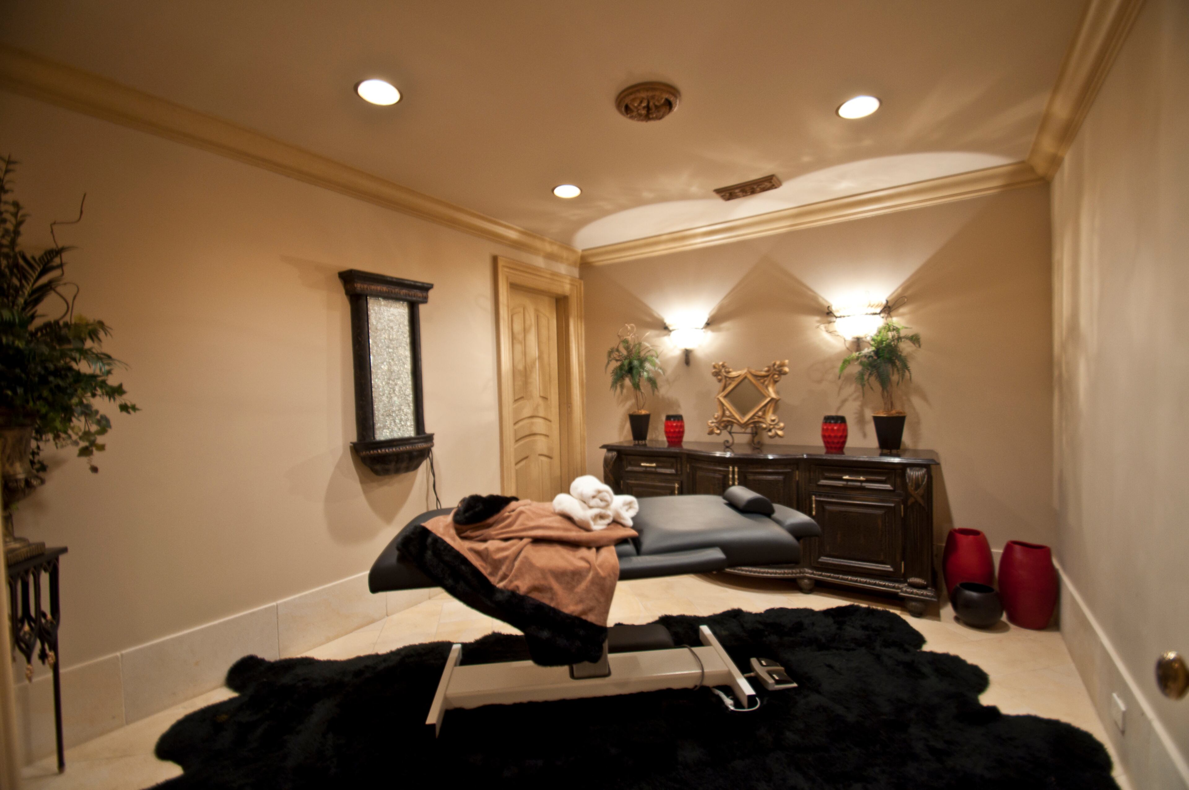 Got $19.9 million to spend on a house? Check out this 40,000-square-foot mansion off West Paces Ferry Road. The nine-bedroom, 15-bath home was featured in the movies "Zombieland" and "The Three Stooges." The estate also includes a library, gym, public rooms, a media room and a wine cellar. For more information, visit http://www.toptenrealestatedeals.com/homes/weekly-ten-best-home-deals/2013/9-24-2013/.