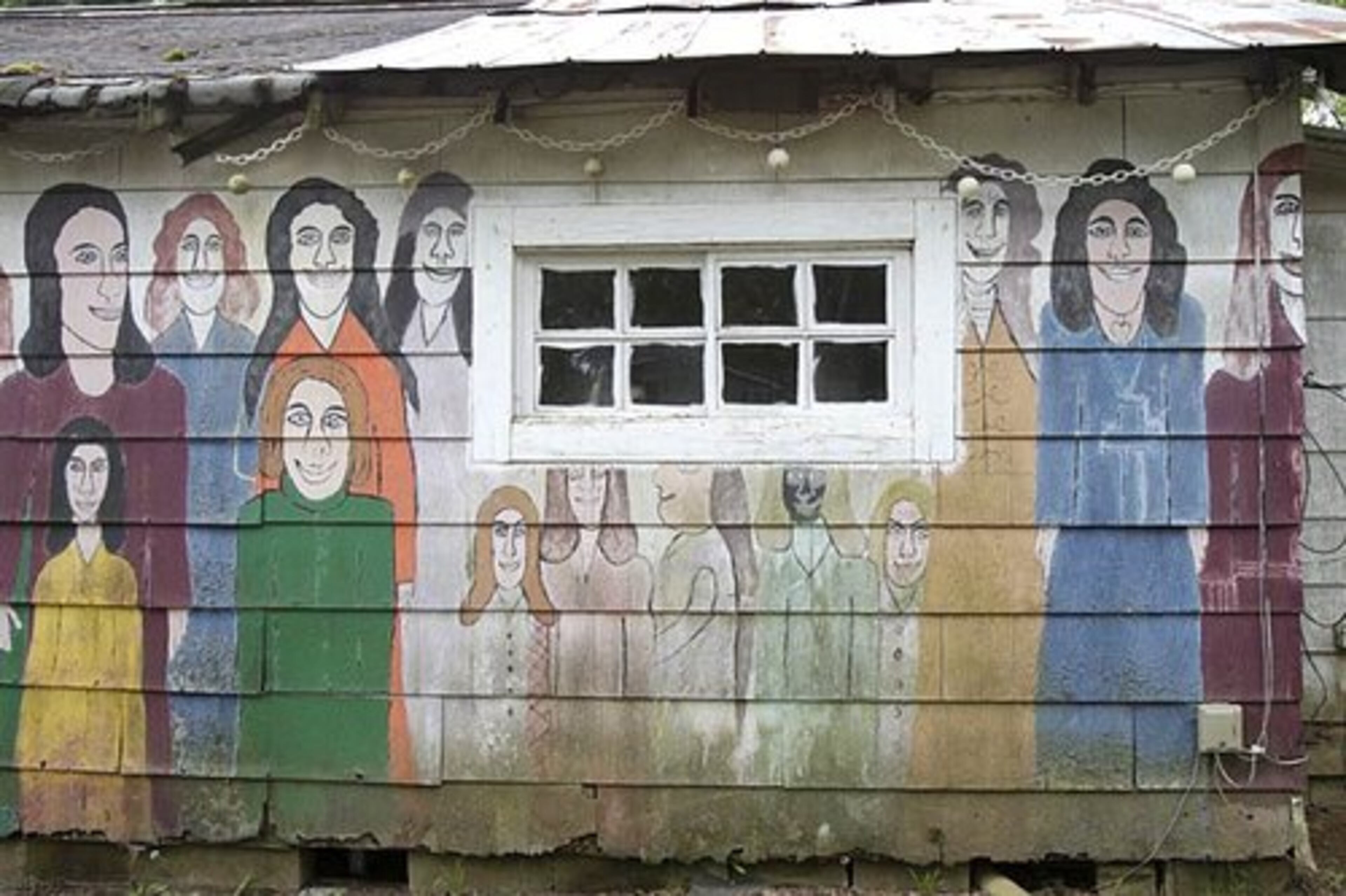 A Finster mural on the side of the studio at the entrance to the garden.