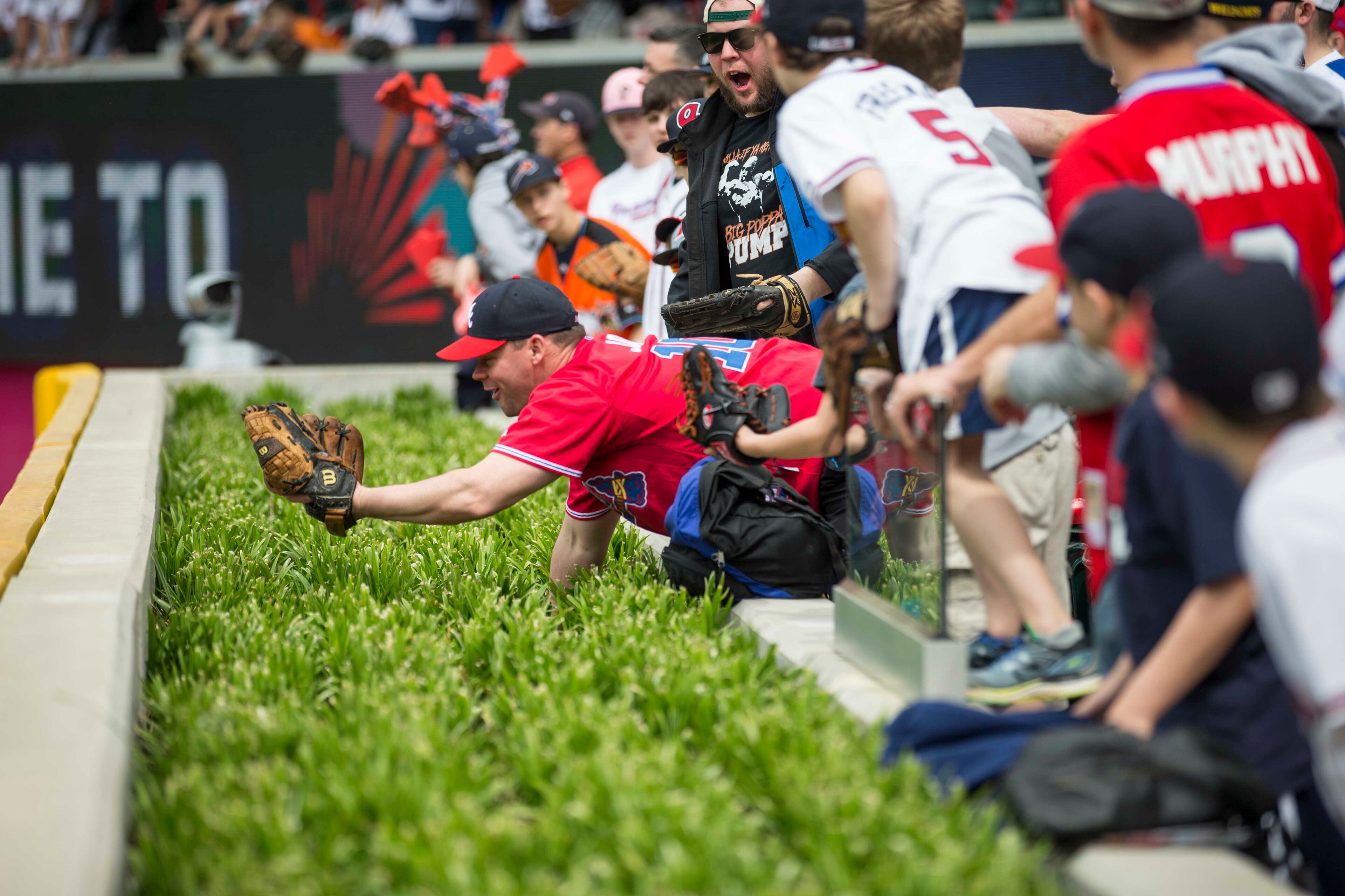 03/29/2018 -- Atlanta, GA - A Braves fan catches a practice ball before the start of the season opener game against the Philadelphia Phillies at SunTrust Park, Thursday, March 29, 2018. ALYSSA POINTER/ALYSSA.POINTER@AJC.COM