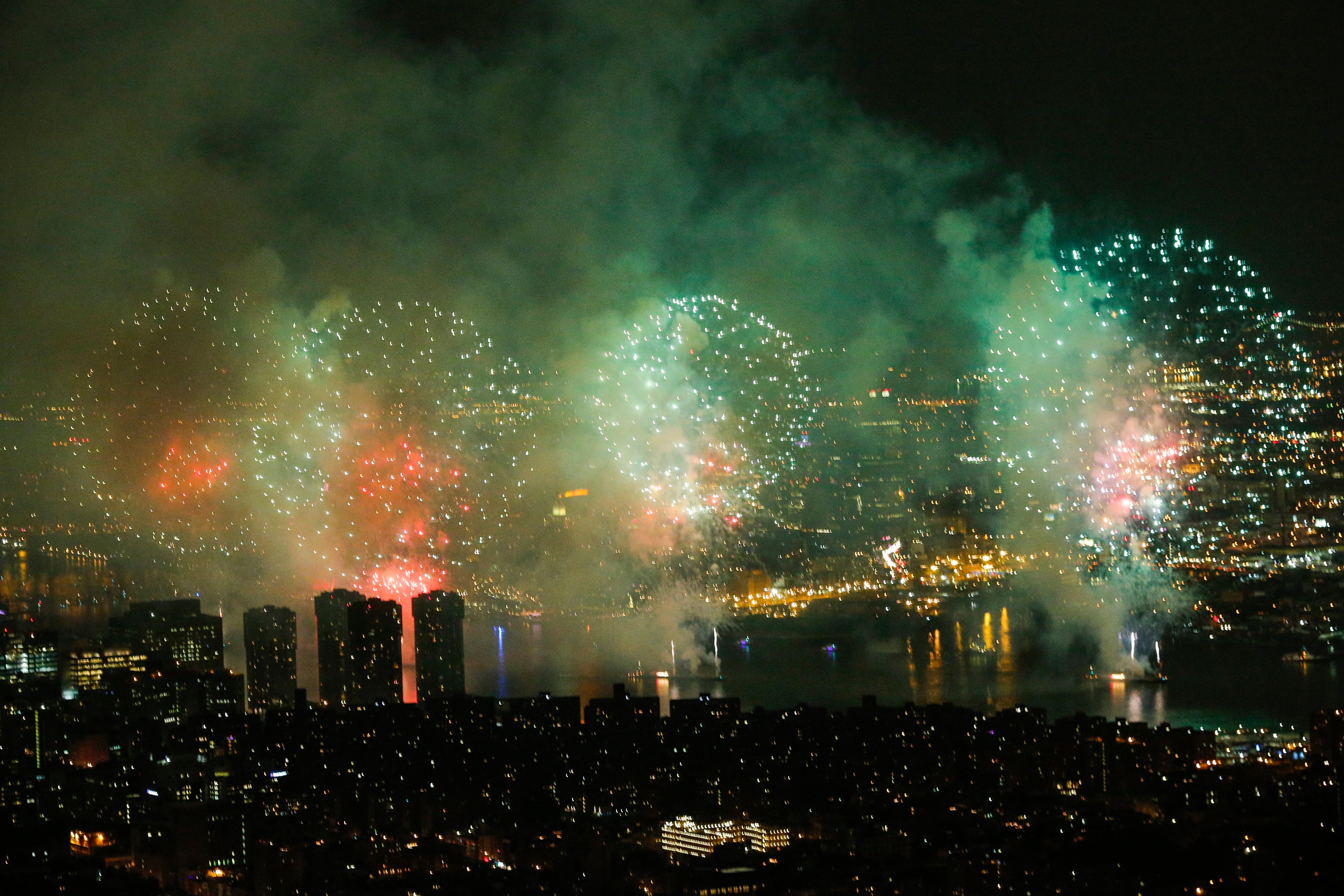 NEW YORK, NY - JULY 4: The 2015 Macy's 4th of July Fireworks exploded along the East river from the One World Trade Center Observatory on July 4, 2015 in New York City. The celebrations mark the 239th Independence Day. (Photo by Eduardo Munoz Alvarez/Getty Images)