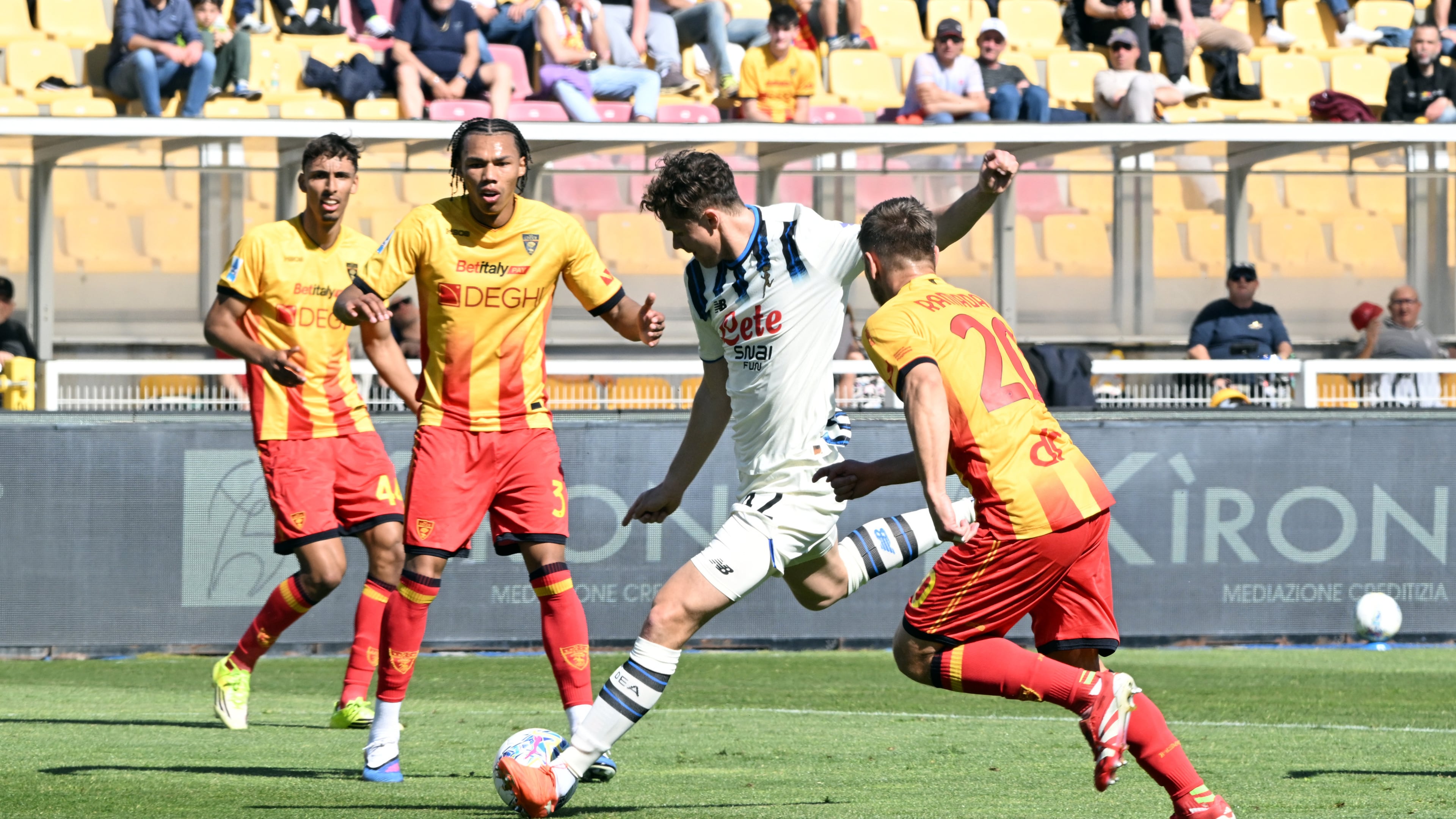 Atalanta's Giorgio Scalvini scores his side's opening goal during the Serie A soccer match between Lecce and Atalanta, in Lecce, Italy, Monday, April 6, 2026. (Pierluigi Pinto/LaPresse via AP)