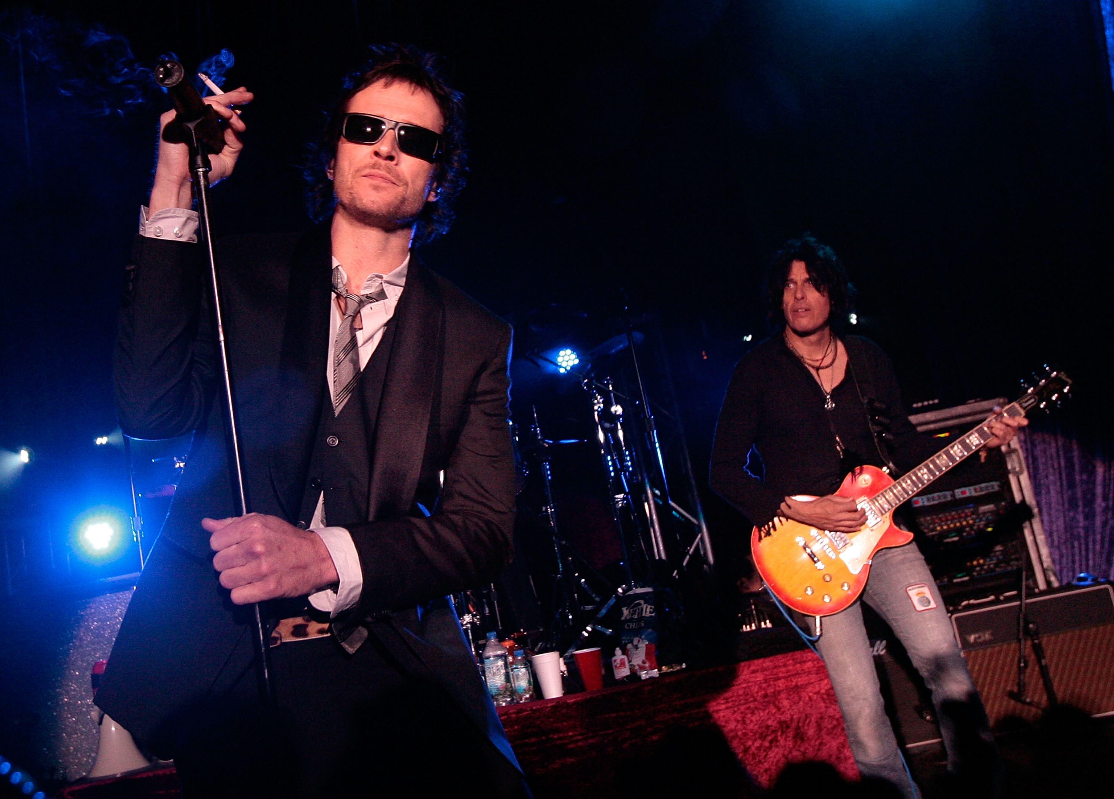 WEST HOLLYWOOD, CA - APRIL 07: Frontman Scott Weiland (L) and guitarist Dean DeLeo perform onstage during the Stone Temple Pilots tour announcement and performance held at a private residence on April 7, 2008 in West Hollywood, California. (Photo by Charley Gallay/Getty Images)