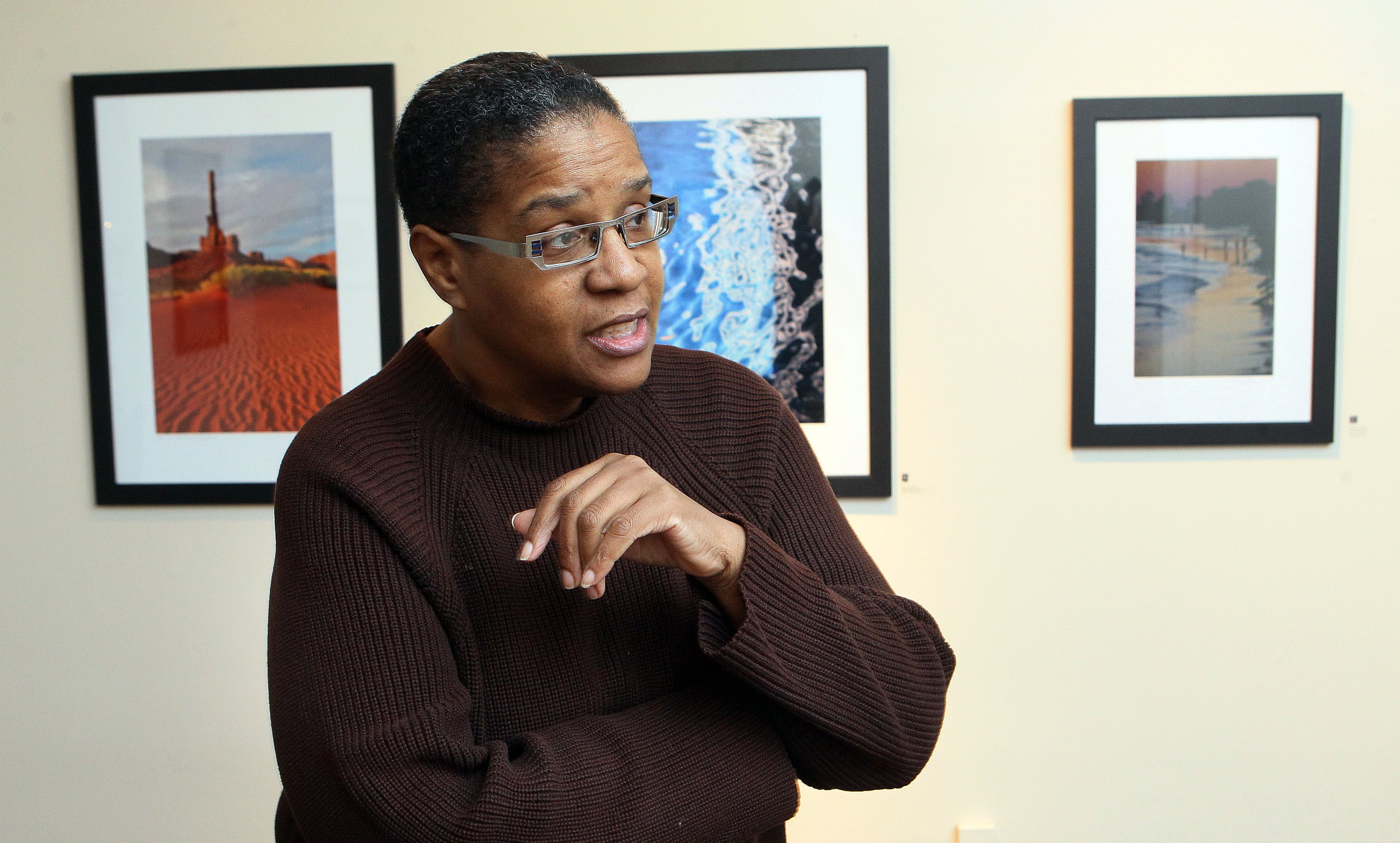 Jean Jones talks about the Sistagraphy Celebrates 20 years of Photography exhibit at the Hammond House Museum in Atlanta. Jones is executive director of Sistagraphy, an Atlanta-based collective of African-American women photographers. PHIL SKINNER / PSKINNER@AJC.COM