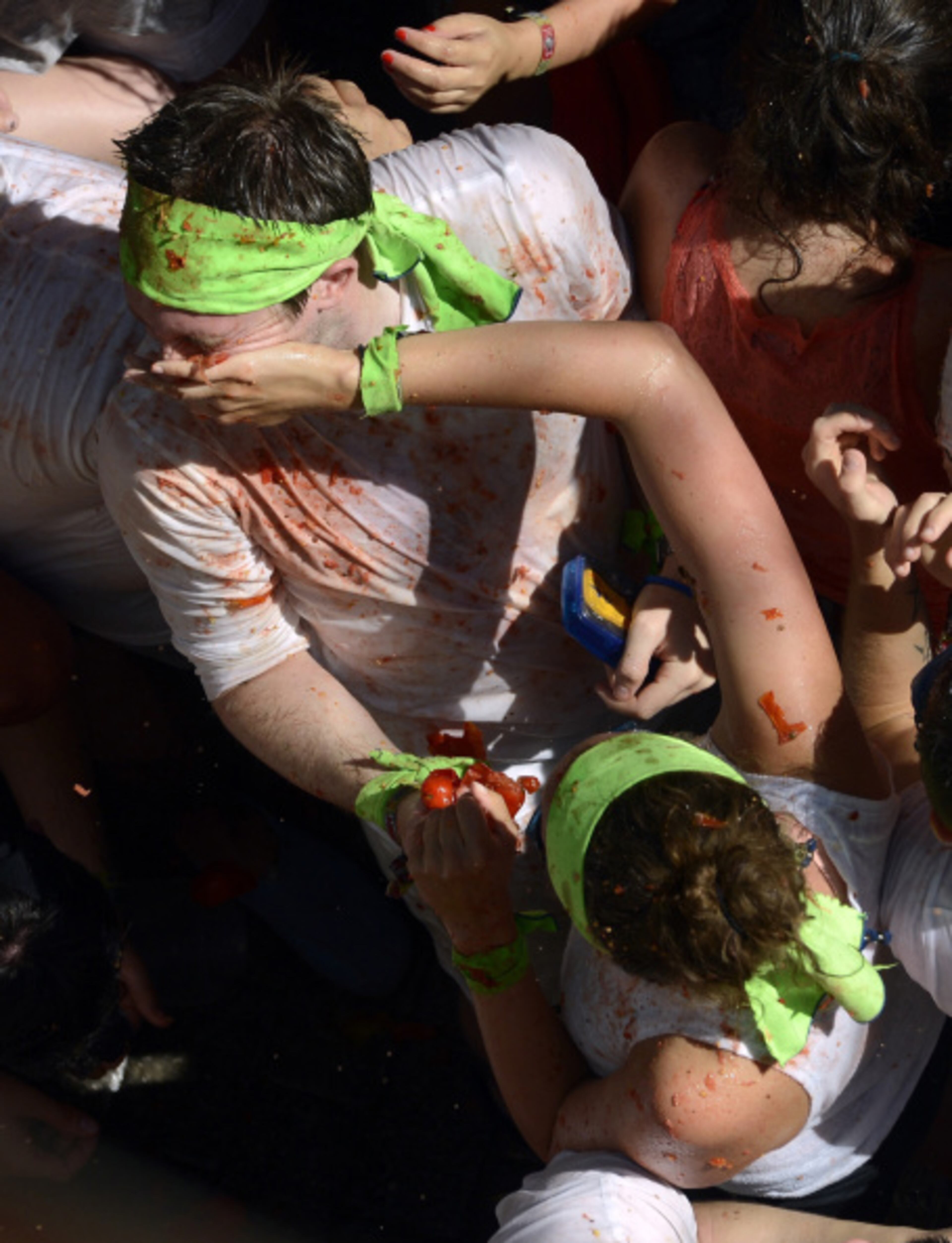 VALENCIA, SPAIN - AUGUST 27: Revellers throw tomatoes while participating the annual La Tomatina festival on August 27, 2014 in Bunol district of Valencia, Spain. (Photo by Evrim Aydin/Anadolu Agency/Getty Images)