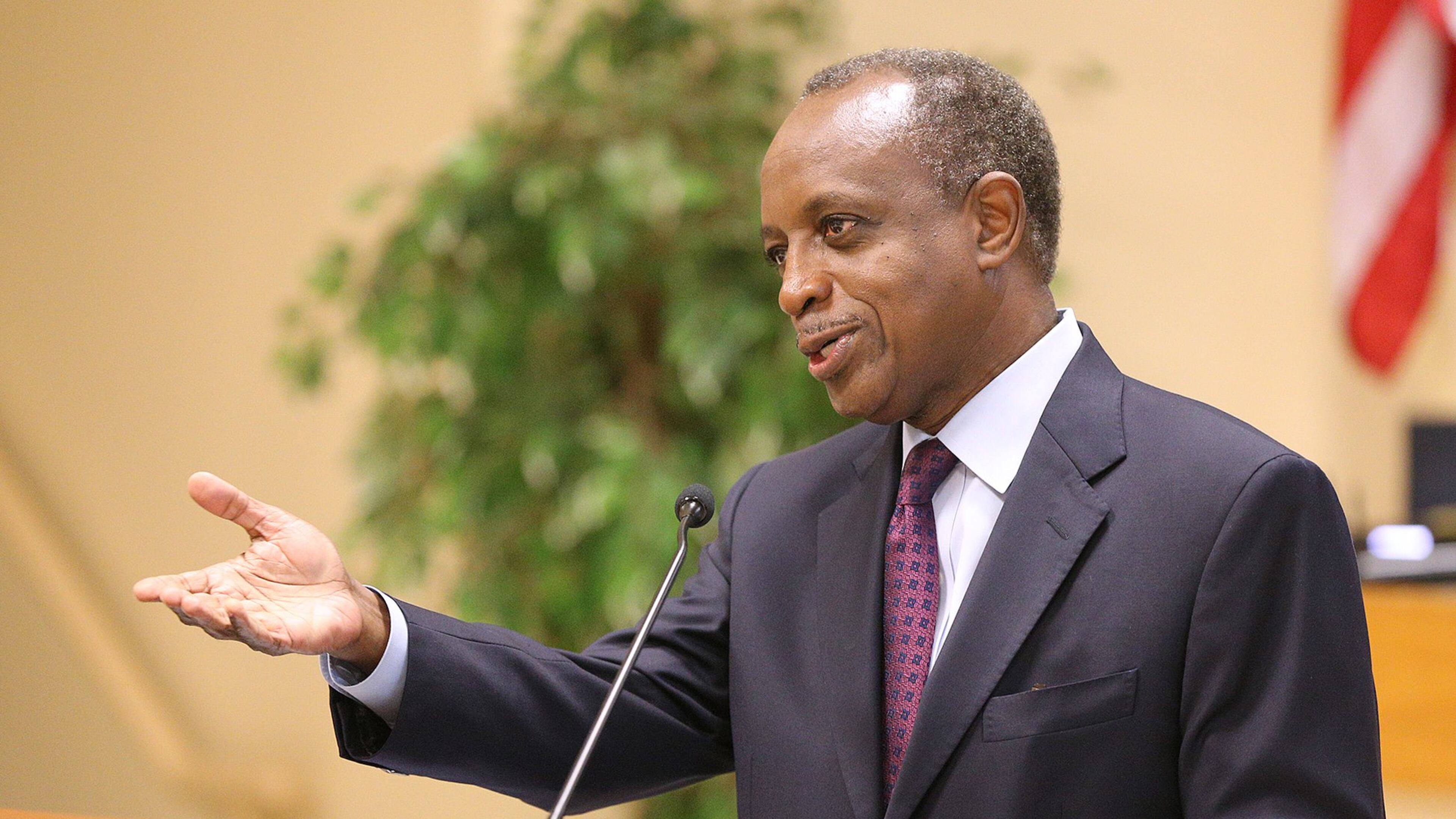 DeKalb CEO Mike Thurmond updates residents about the depth of the county’s remaining water billing problems during his third public update on Thursday in Decatur. Curtis Compton/ccompton@ajc.com