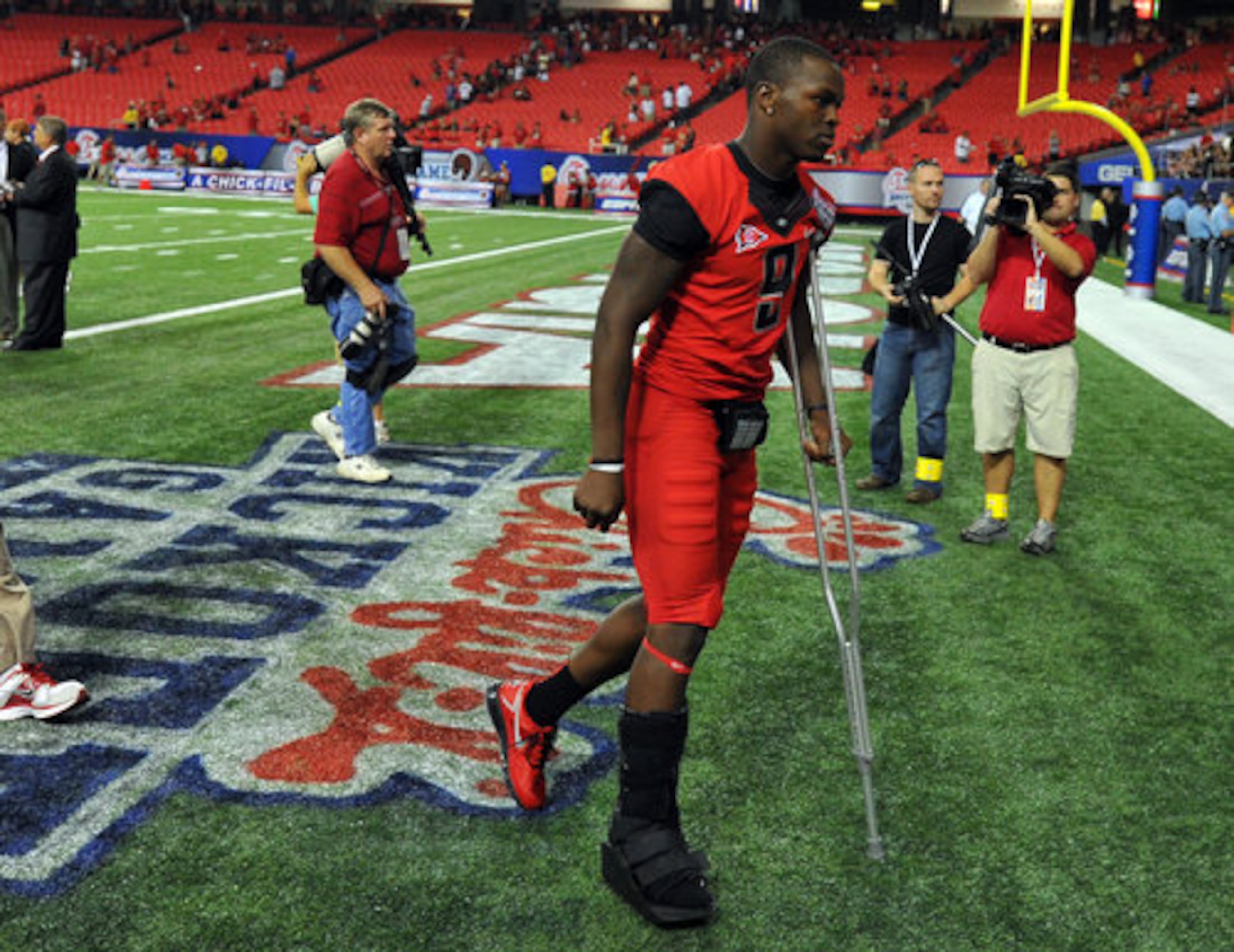 Georgia starting linebacker Alex Ogletree limps off the field with an ankle injury against Boise State.