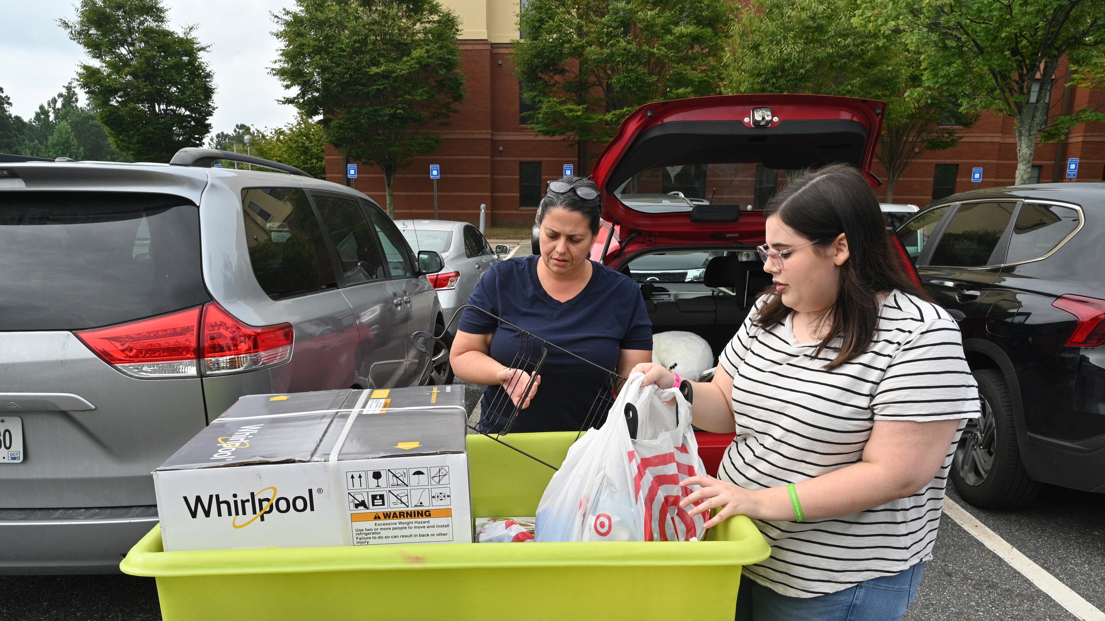 Isabel Rodriguez-Gonzalez, a sophomore at Georgia Gwinnett College, helped by her mother Marieuly Gonzalez, moves into her dormitory room at Georgia Gwinnett College in Lawrenceville on Tuesday, Aug. 3, 2021. Rodriguez-Gonzalez didn't live on campus last year and like many first-year students missed out on the college freshman experience. (Hyosub Shin / Hyosub.Shin@ajc.com)