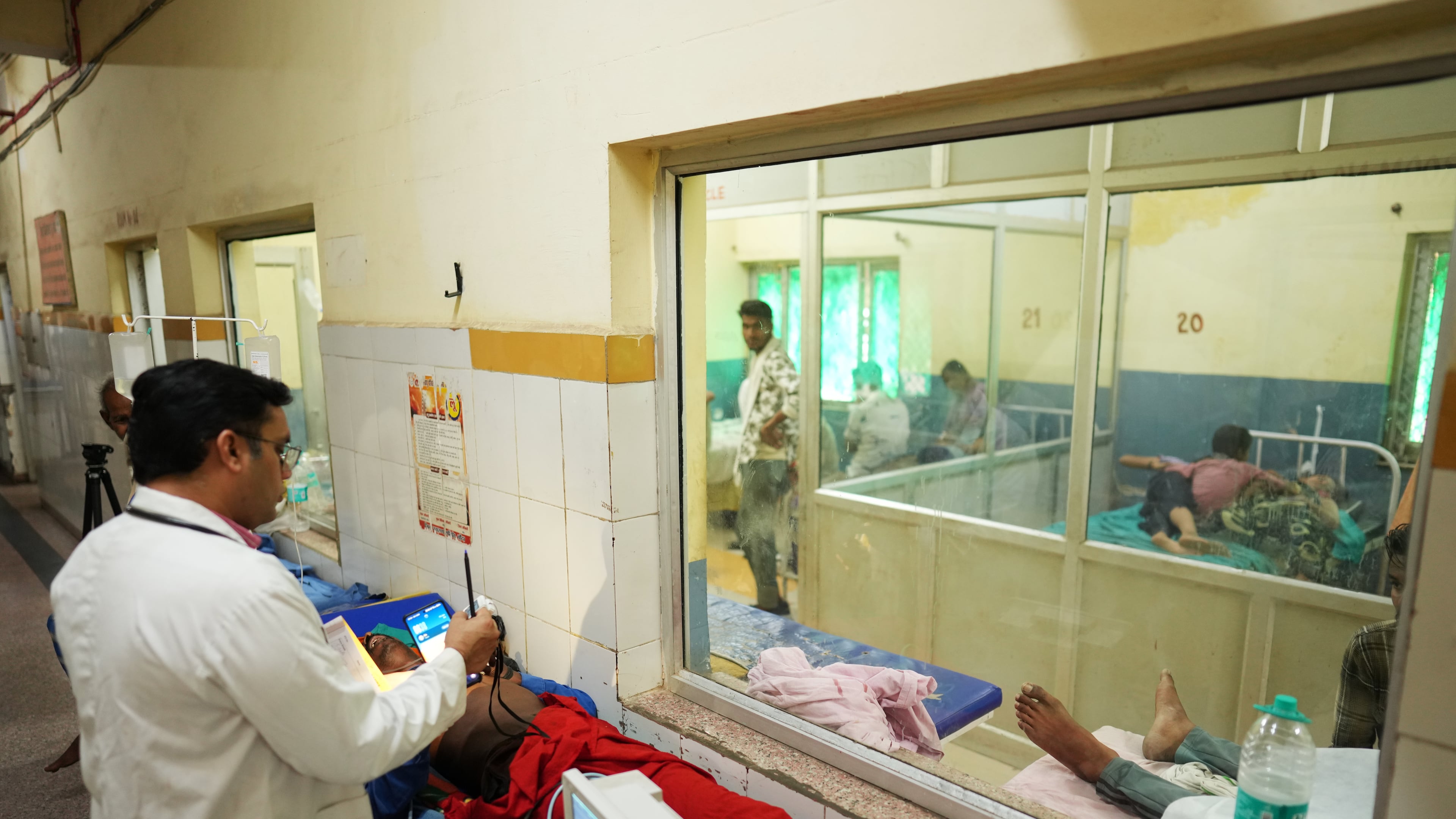 FILE - Dr. Abhishek Pranayami examines a patient suffering from a heat-related illness amid high temperatures at a district government hospital in Banda, northern Indian state of Uttar Pradesh, June 19, 2026 (AP Photo/Rajesh Kumar Singh, File)