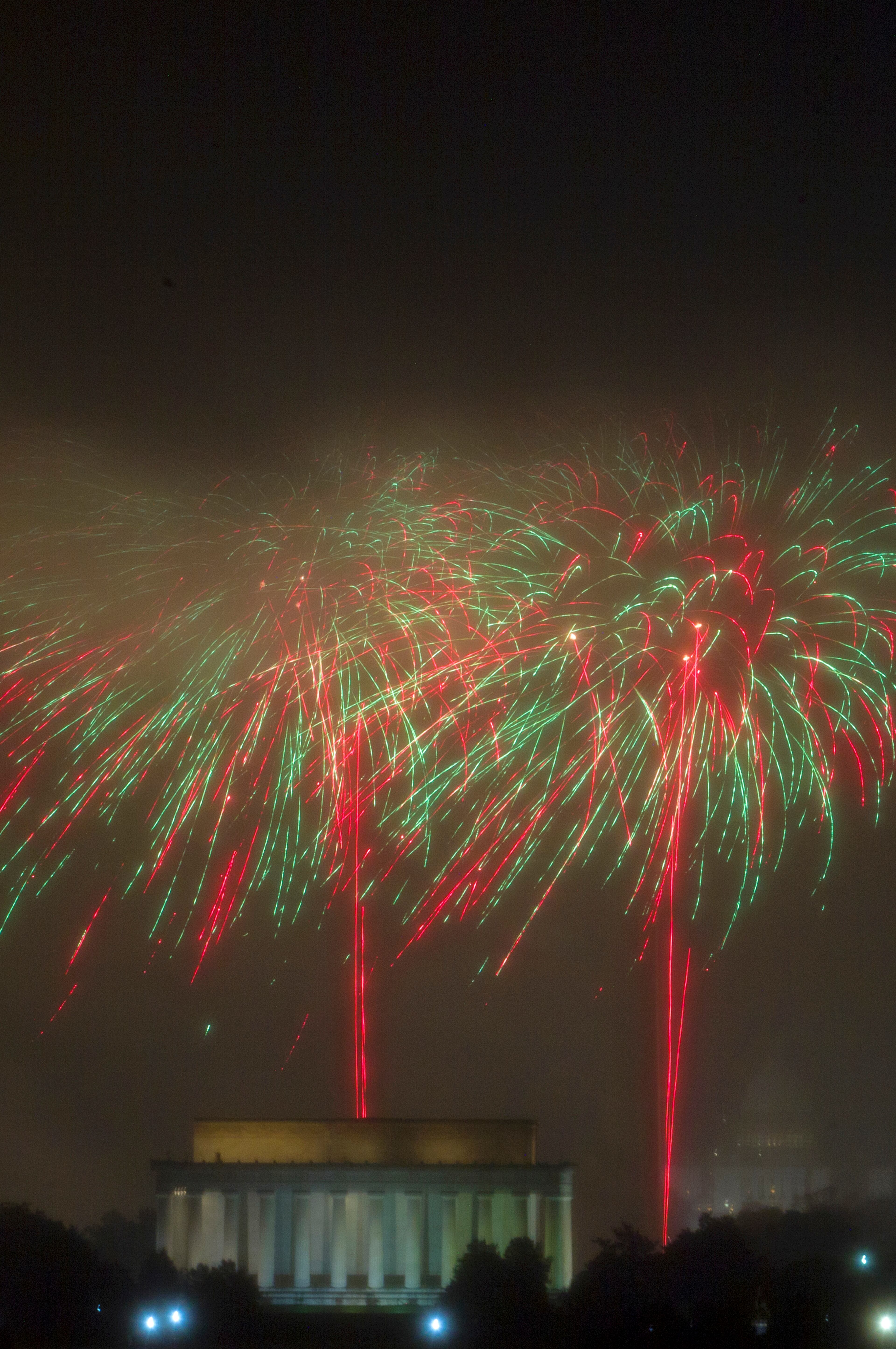 Fireworks explode over Lincoln Memorial, at the National Mall as seen from Arlington, Va. during the Fourth of July celebration on Monday, July 4, 2016. (AP Photo/Jose Luis Magana)