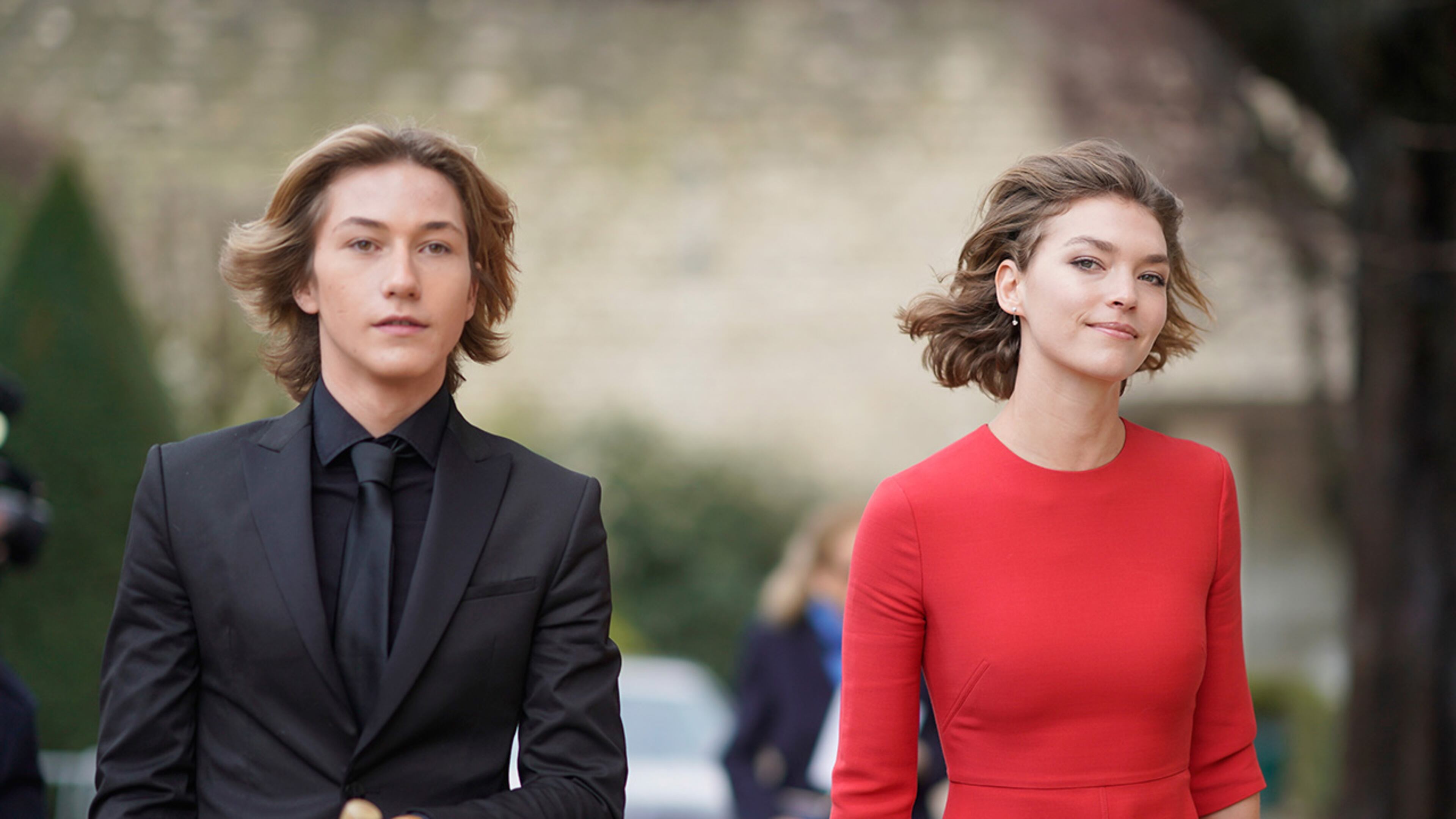 PARIS, FRANCE - JANUARY 22: Arizona Muse (R) attends the Christian Dior Haute Couture Spring Summer 2018 show as part of Paris Fashion Week on January 22, 2018 in Paris, France. (Photo by Edward Berthelot/Getty Images for Christian Dior)