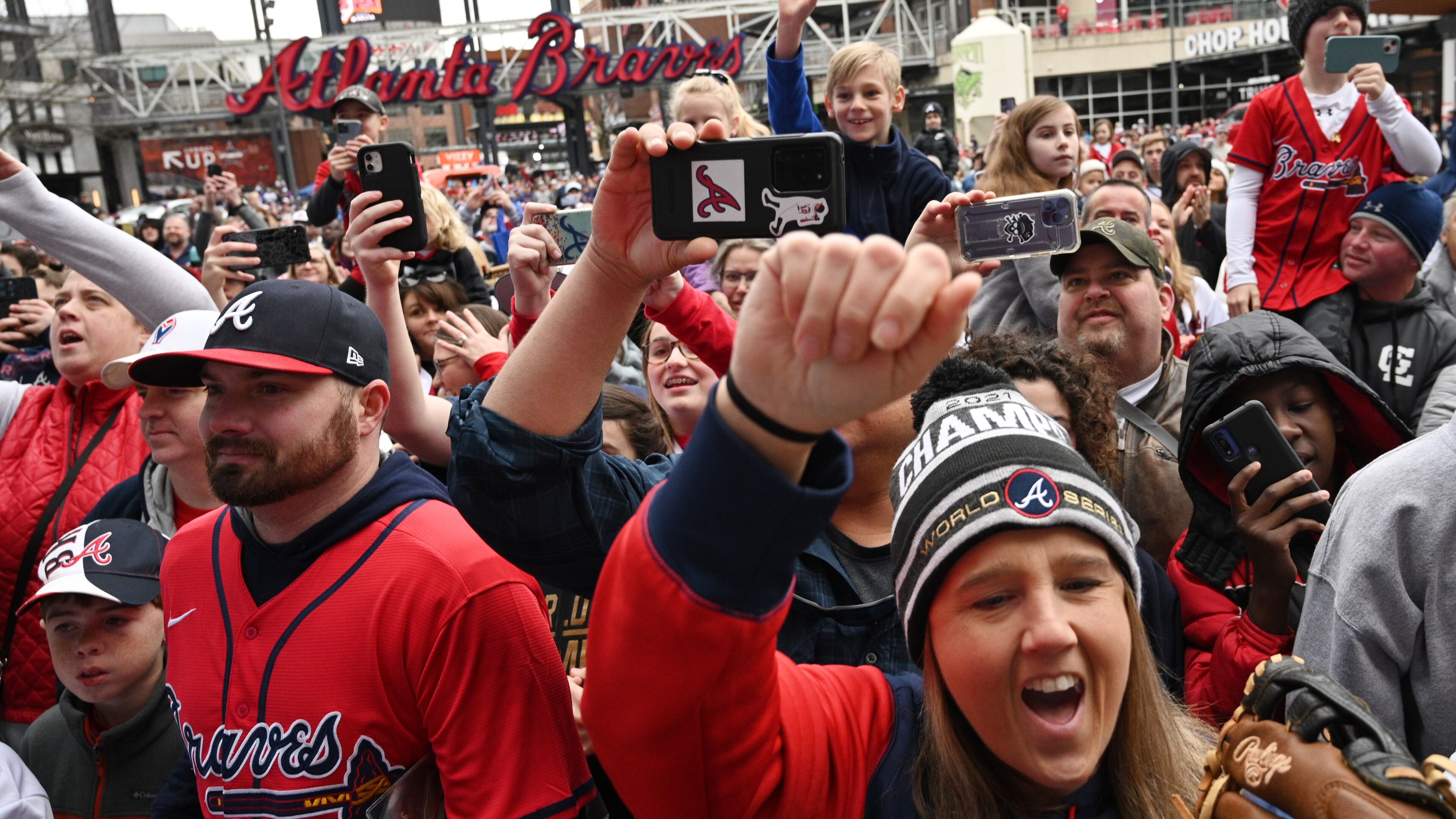 Fans cheer during Braves Fest Opening Rally at Georgia Power Pavilion Stage in The Battery Atlanta, Saturday, Jan. 21, 2023, in Atlanta. (Hyosub Shin / Hyosub.Shin@ajc.com)