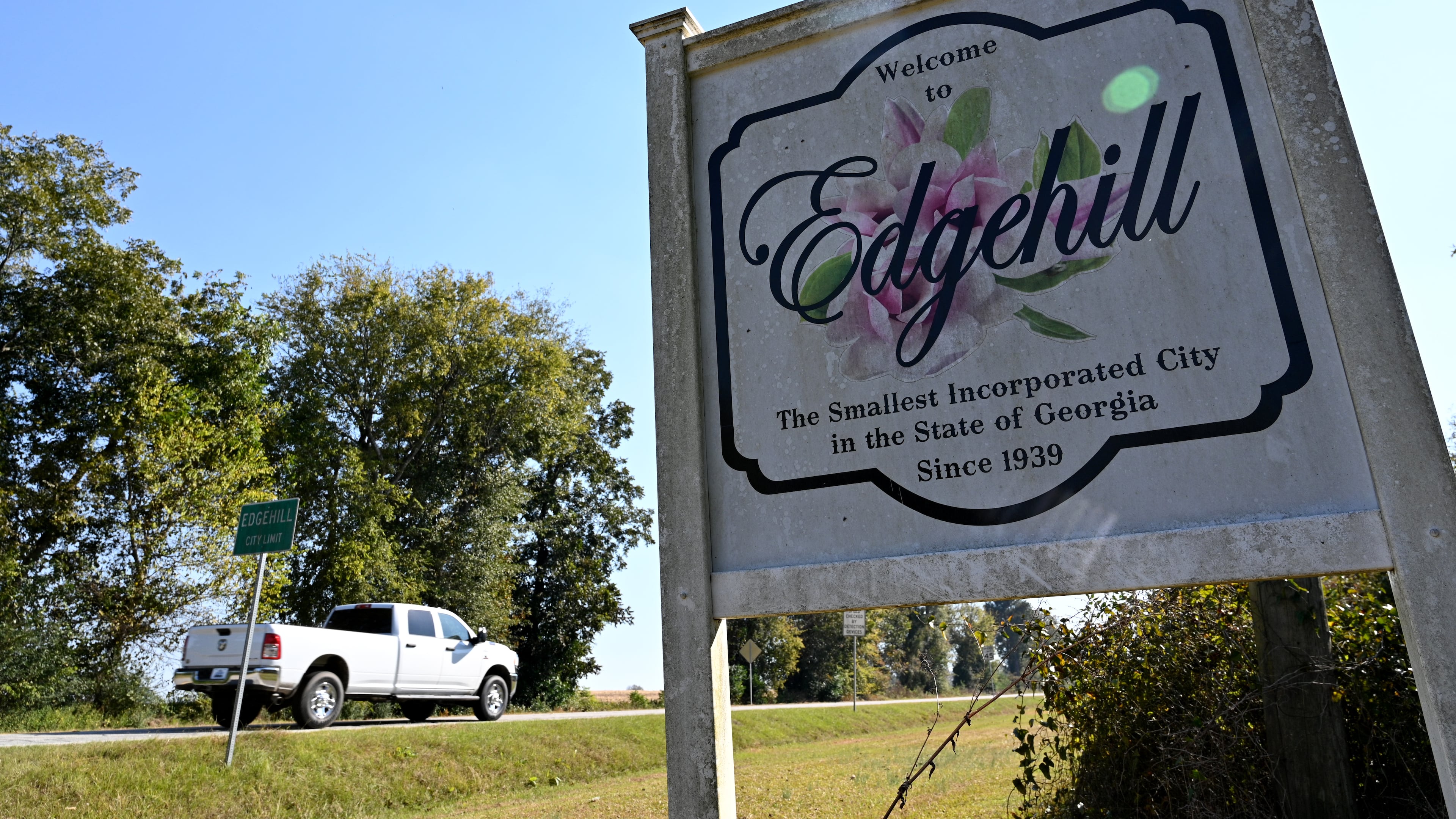 A sign welcomes people to Edgehill, the smallest incorporated city in Georgia. There are only 12 occupied homes in the city. (Hyosub Shin / Hyosub.Shin@ajc.com)