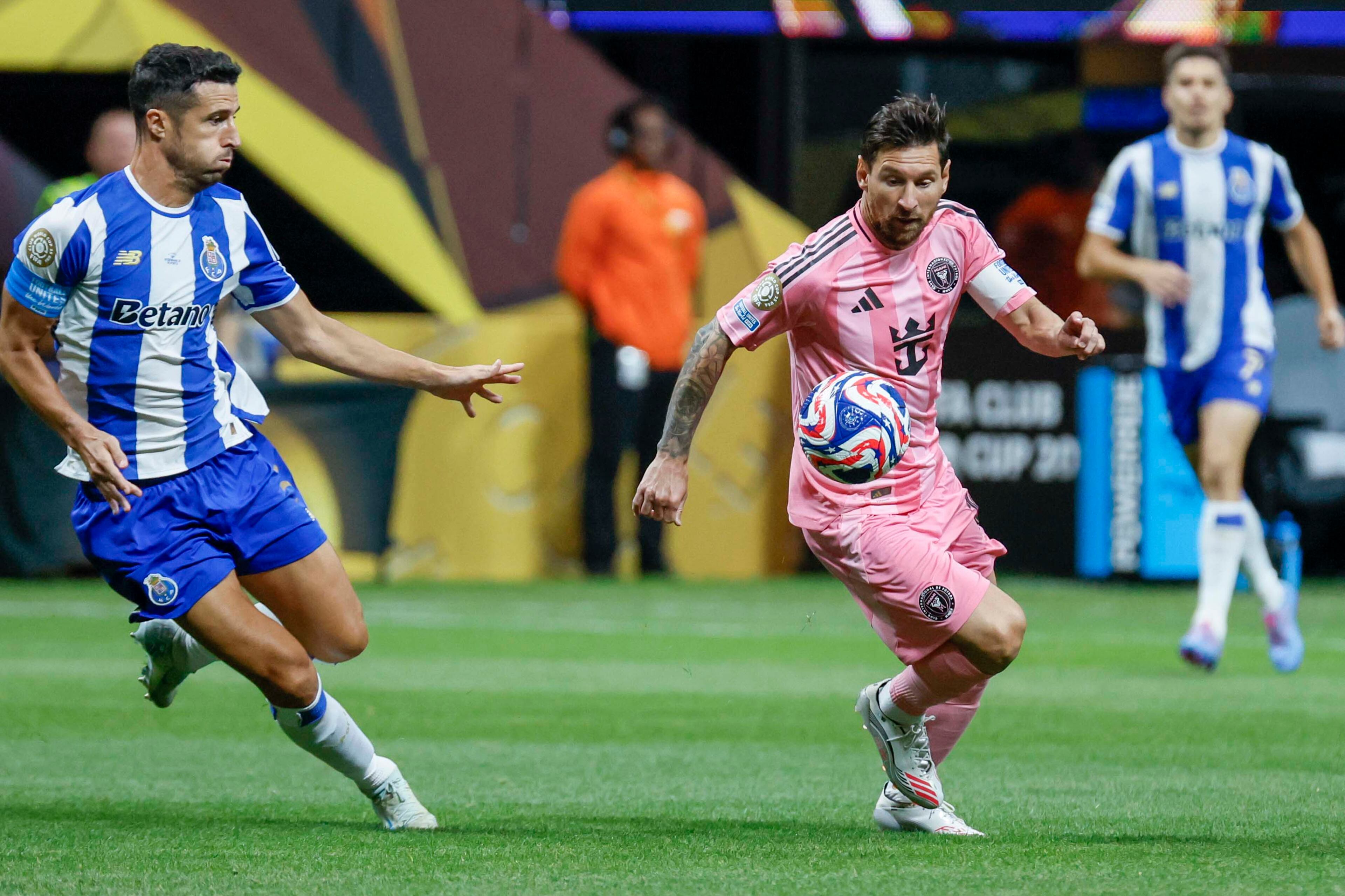 Inter Miami forward Lionel Messi (10) contrlos the ball during the Club World Cup group A soccer match between Inter Miami and Porto FC at Mercedes-Benz Stadium on Monday, June 19, 2025.
(Miguel Martinez/ AJC)