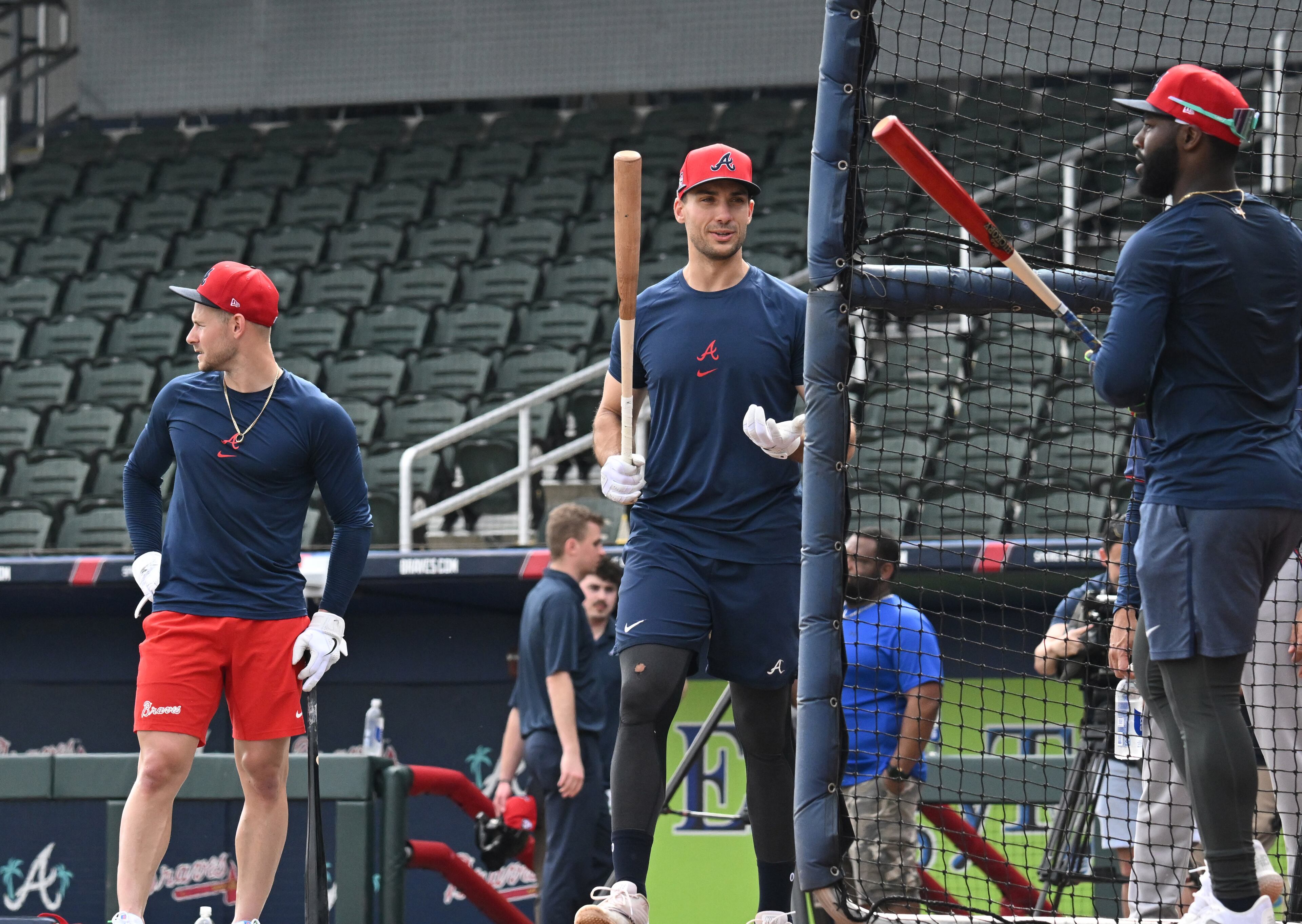 Atlanta Braves first baseman Matt Olson (center) talks to center fielder Michael Harris II (right) before taking batting practice. (Hyosub Shin / Hyosub.Shin@ajc.com)
