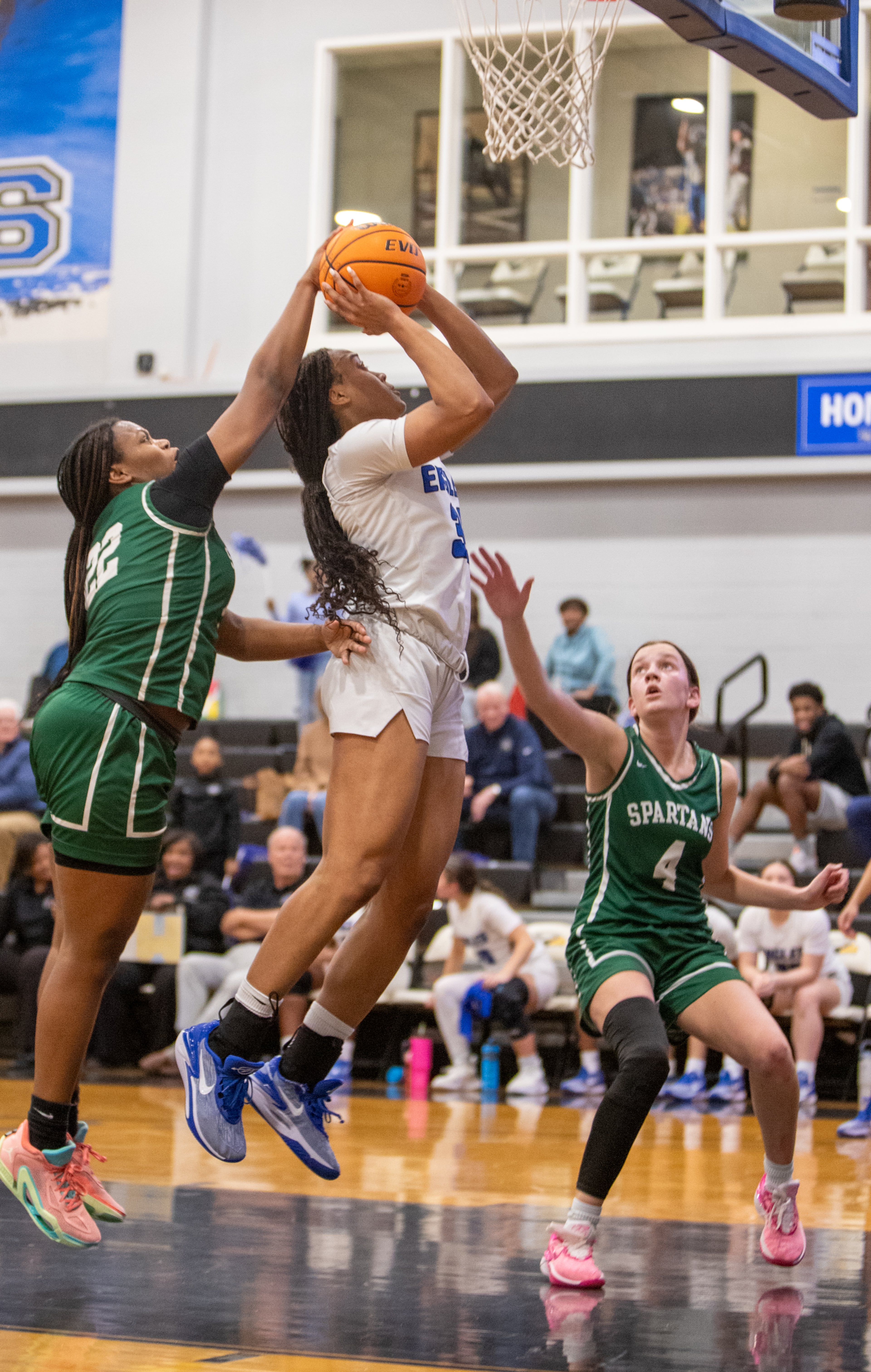 Mount Paran Christian School’s Jasiah Washington #32 competes against the Athens Academy Spartans in second half action on Friday, Feb 23, 2024. Mt Paran won the game 77 to 34. (Jenni Girtman for The Atlanta Journal-Constitution)