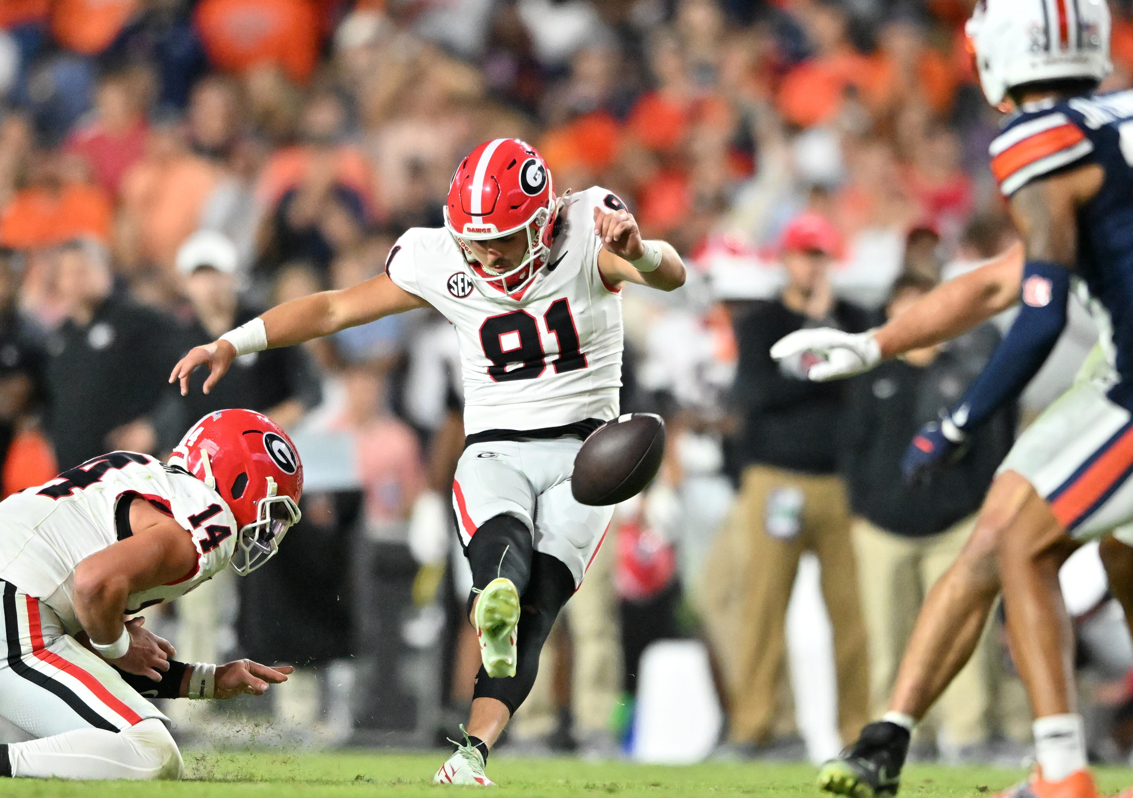 Georgia kicker Peyton Woodring (91) hits a field goal during the second half in a NCAA college football game at Jordan-Hare Stadium, Saturday, October 11, 2025, in Auburn, Ala. Georgia won 20-10 overAuburn. (Hyosub Shin / AJC)