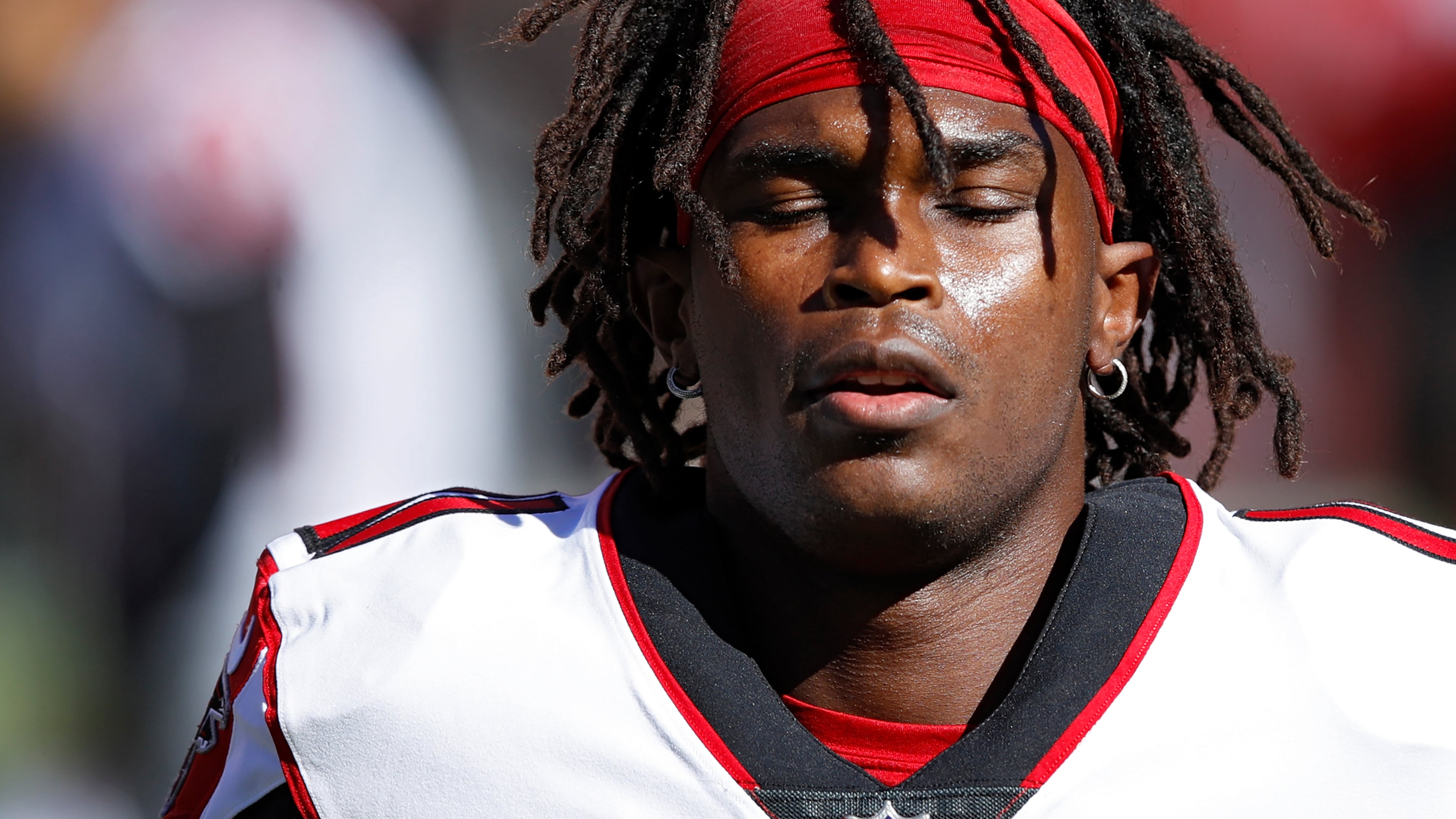 LANDOVER, MD - NOVEMBER 04: Julio Jones #11 of the Atlanta Falcons gets ready before the game against the Washington Redskins at FedExField on November 4, 2018 in Landover, Maryland. (Photo by Joe Robbins/Getty Images)