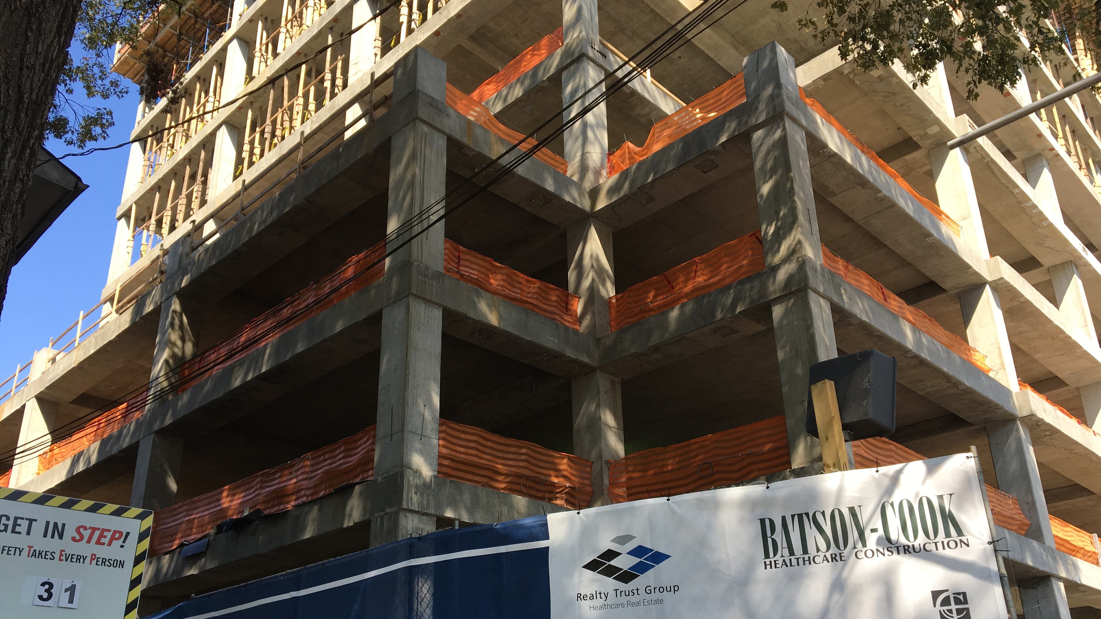 The site of the Northside Midtown Medical building on Saturday, a day after a worker died at the site. MARK NIESSE / MARK.NIESSE@AJC.COM