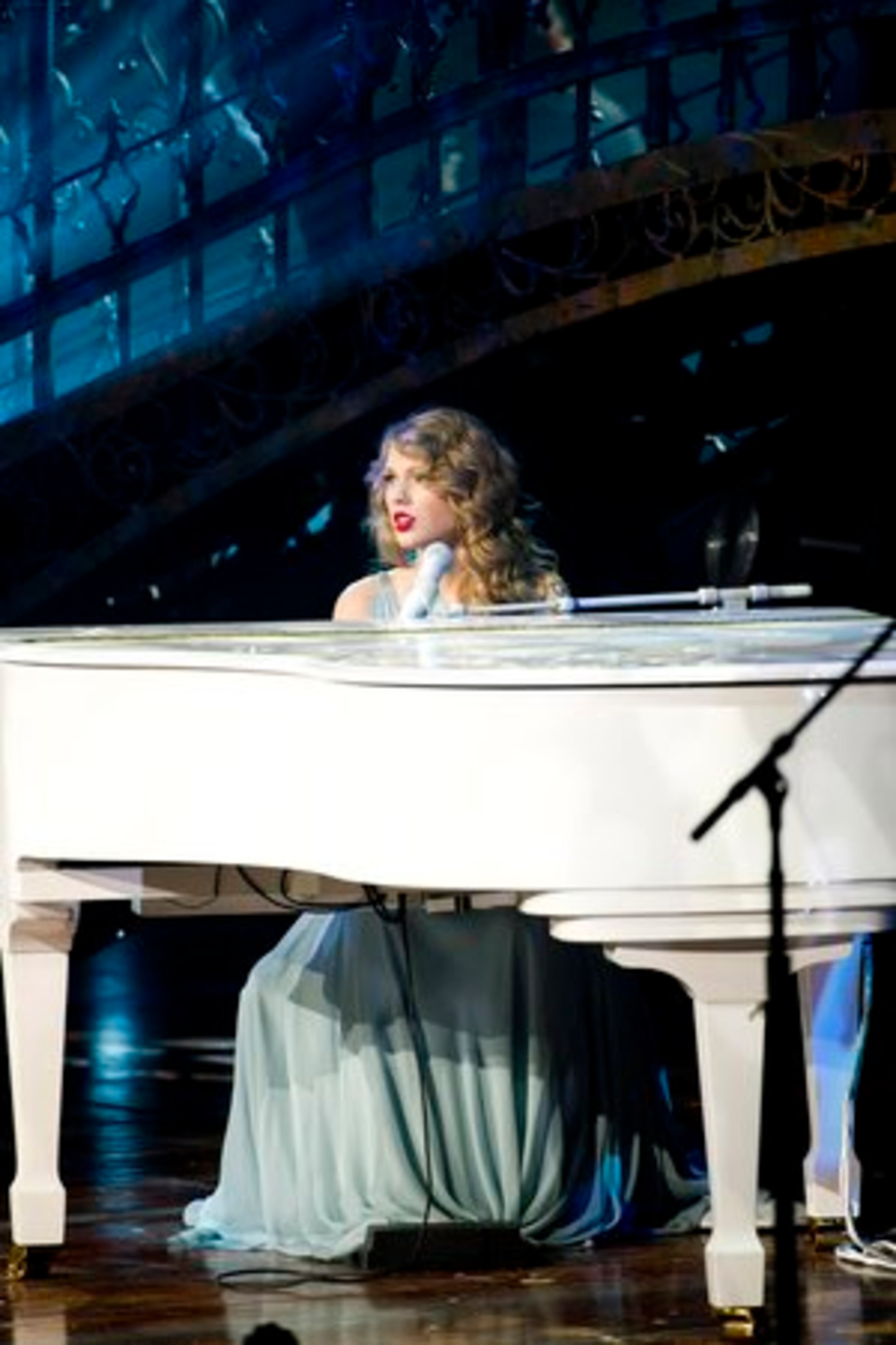 The versatile Swift performed while playing the piano ...