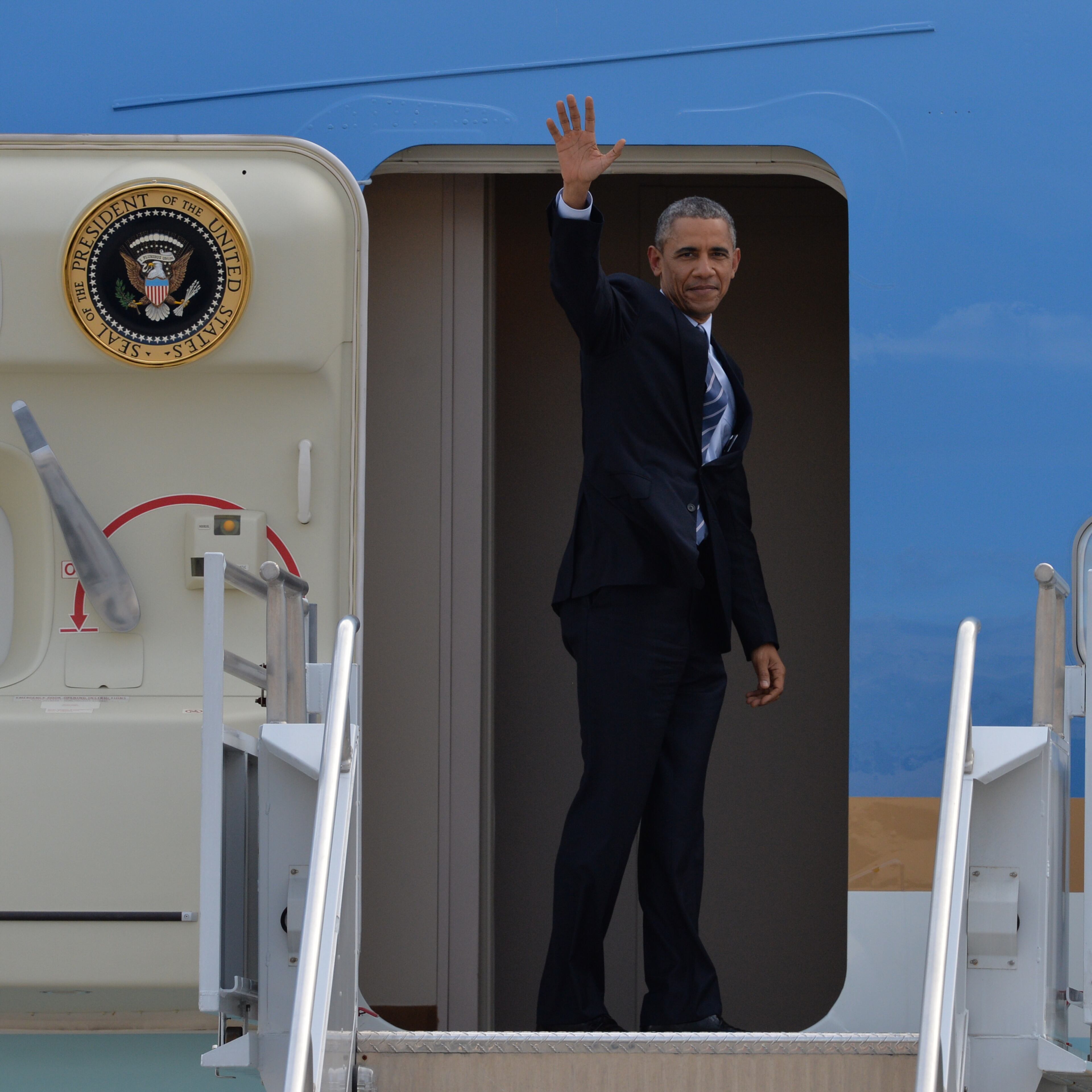 President Obama waves goodbye to Alanta after his visit on March 10, 2015.